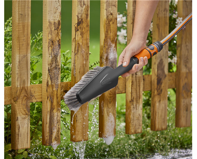 Gardena Scheuerbürste – 32×8,4×10,8 cm, grau/orange, mit Handbürste M, weich