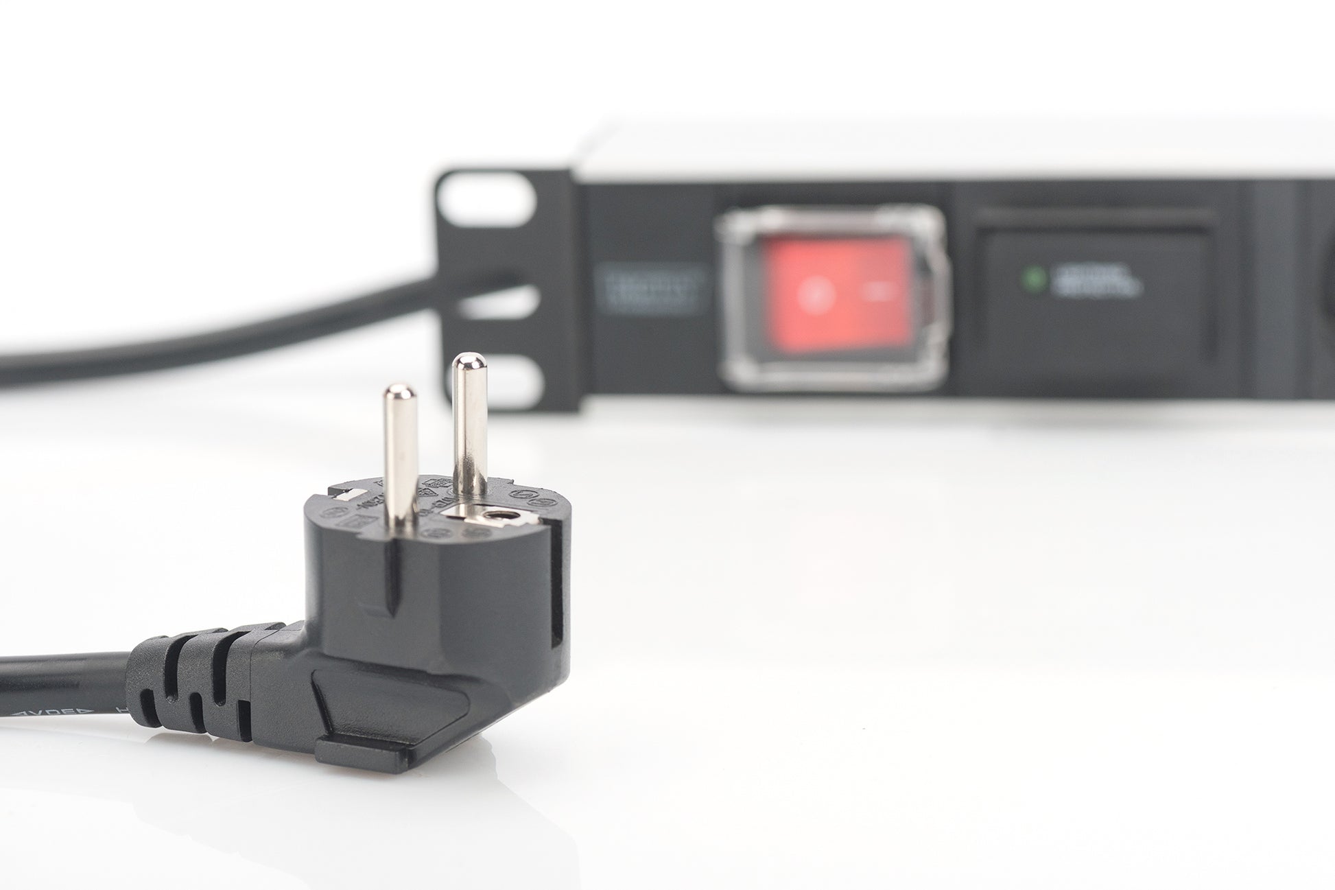 Digitus Steckdosenleiste – 7× Schuko (Typ E/F), 2 m, mit Schalter, Überspannungsschutz, 16 A, Silber