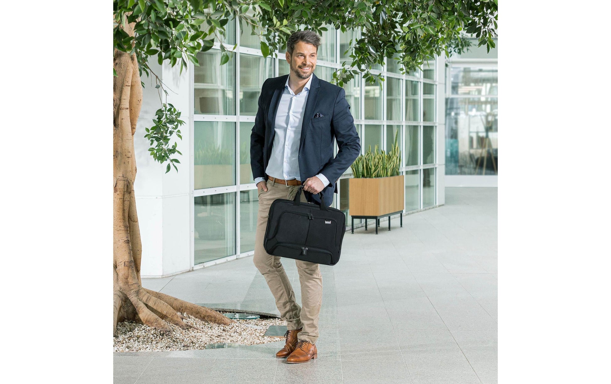 DICOTA Notebook-Tasche bis 17,3" – aus recycelten Materialien, mit Schultergurt – Schwarz