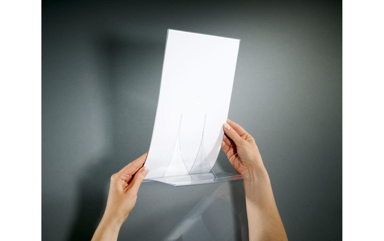 Sigel Tischaufsteller – für A4 Hochformat, transparent, Kunststoff, 220 × 150 × 335 mm