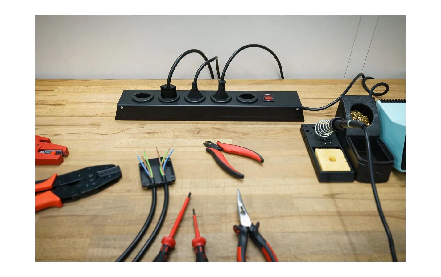 Max Hauri AG Max Hauri POWER-LINE Steckdosenleiste, 5×T13, mit Schalter, 1,5 m, Eingang T12, Überstromschutz – schwarz