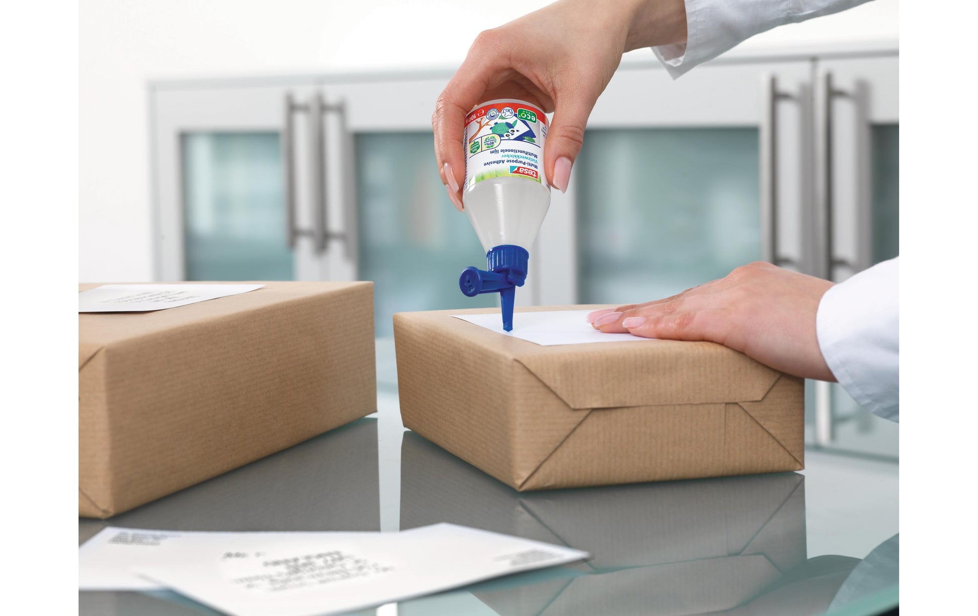 TESA Vielzweckkleber – permanent, transparent, lösungsmittelfrei, 100 g, für Papier, Fotos, Stoff und mehr