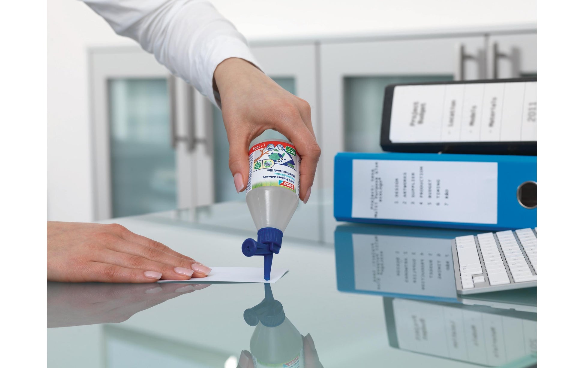 TESA Vielzweckkleber – permanent, transparent, lösungsmittelfrei, 100 g, für Papier, Fotos, Stoff und mehr
