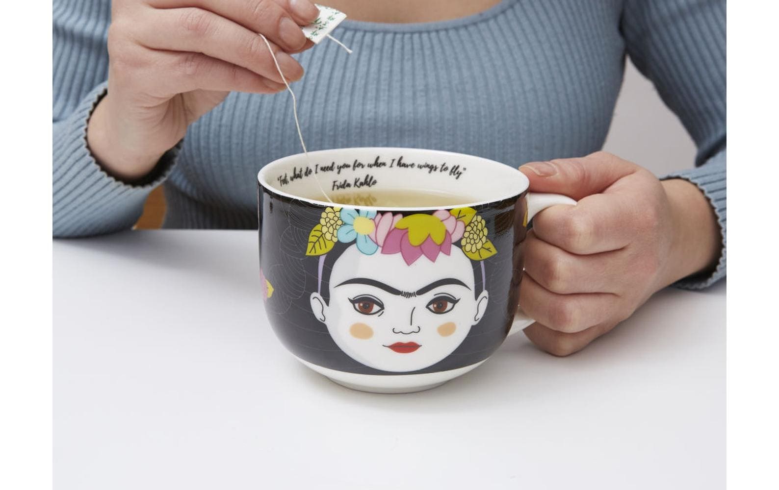 Kikkerland Tasse Frida – 411 ml, Ø 8,3 cm, H 7,6 cm, Porzellan, Weiss, spülmaschinenfest