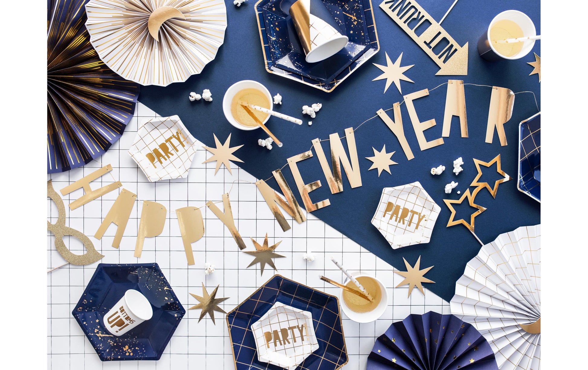 PartyDeco Rosetten – Weiss/Gold – 23, 32, 40 cm – 4 Stk – für Wand