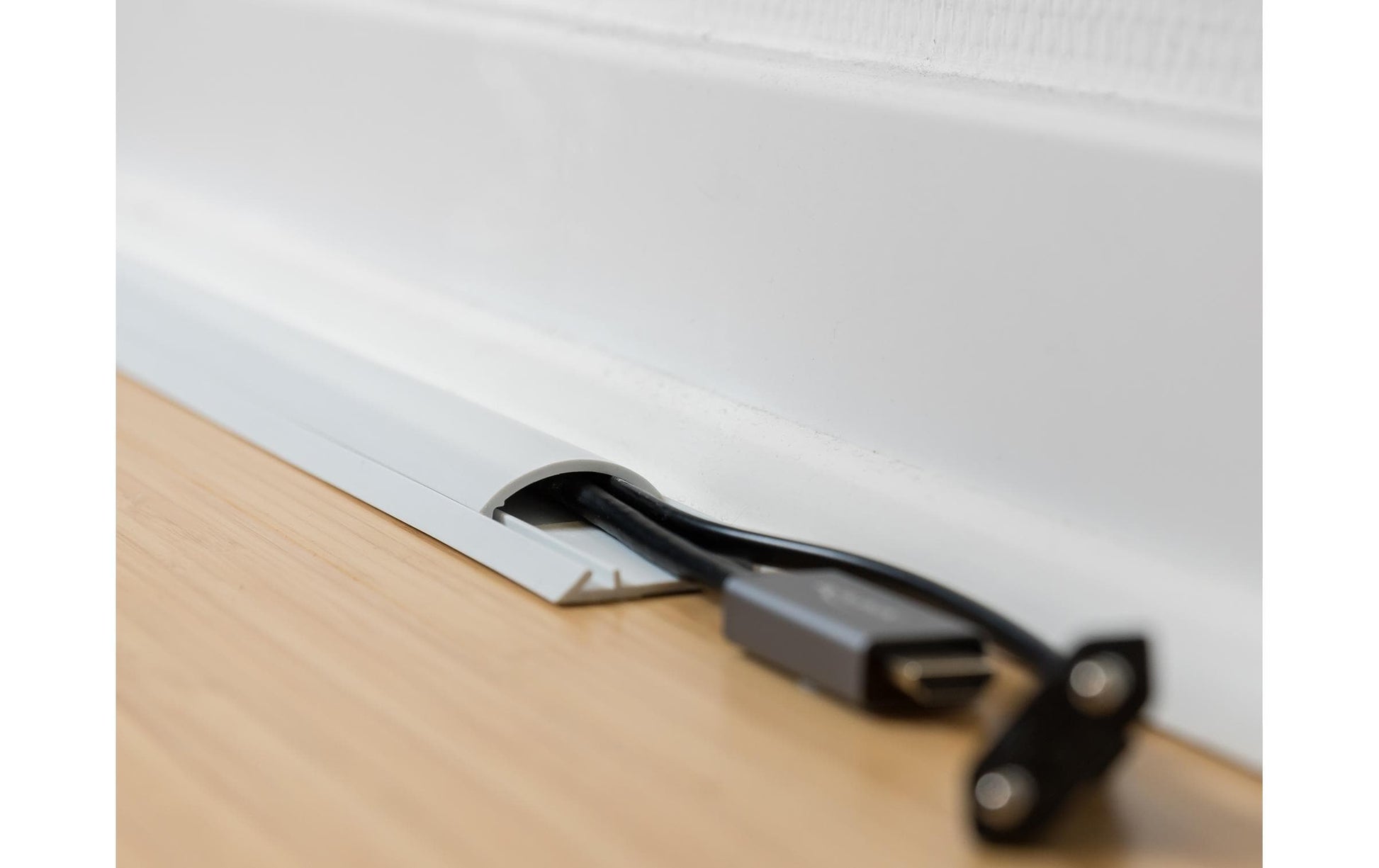 DeLOCK Wandkanal – 30 × 8 mm – 1 m – PVC – Weiss, selbstklebend, 1 Stk.