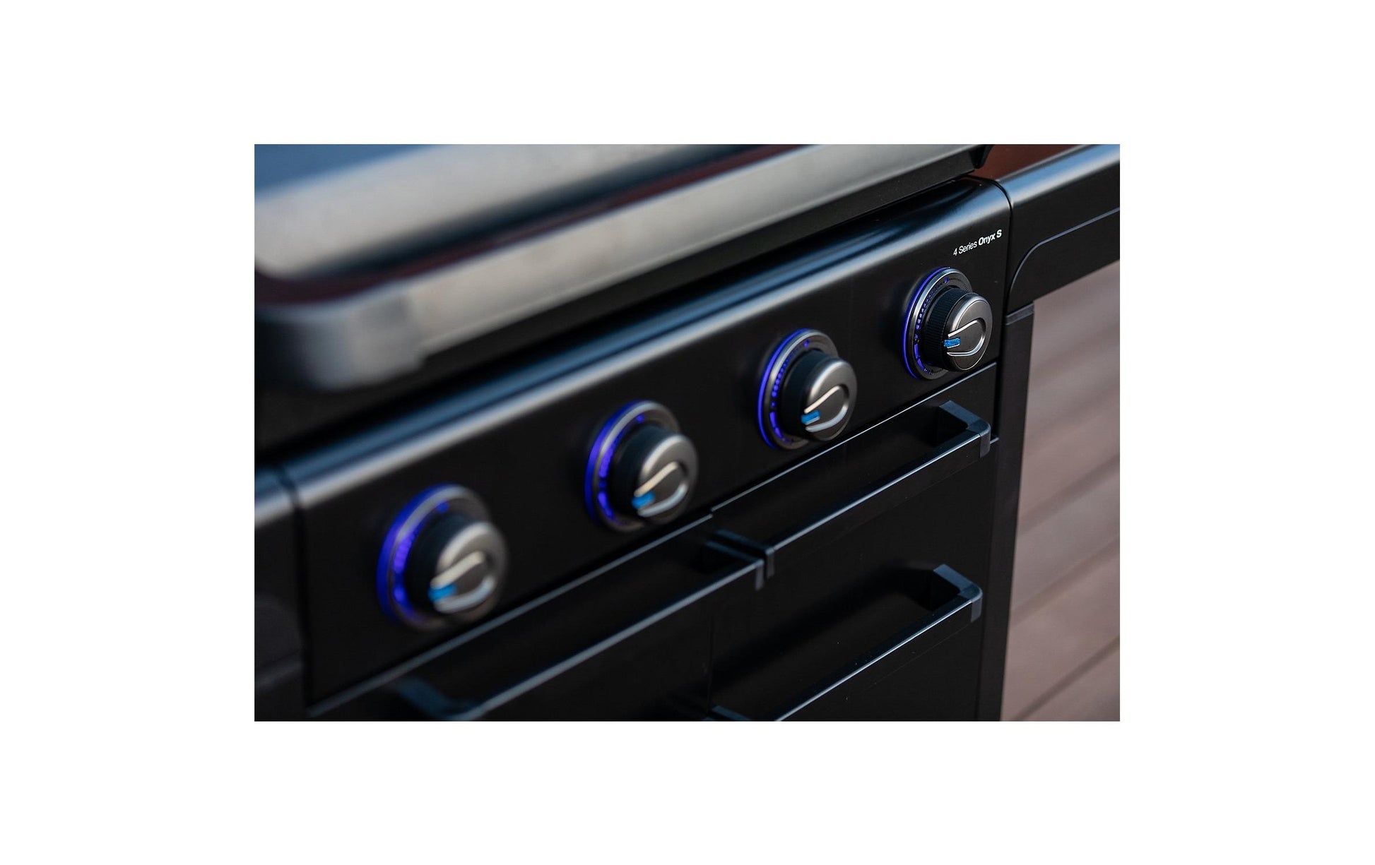 Campingaz Gasgrill 4 Series Onyx S – 4 Brenner, 15,9 kW, Grillfläche 3'312 cm² – Schwarz