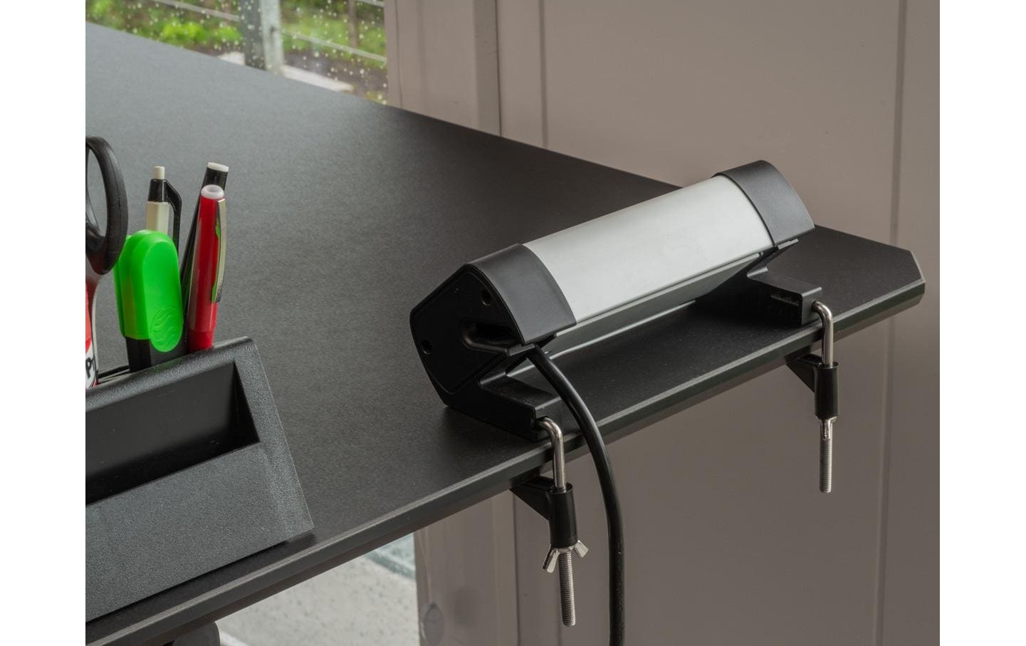Max Hauri AG Max Hauri Alu-Office-Line Tischsteckdosenleiste, 4×T13, 3×USB, 2,5 m, ohne Schalter – schwarz/silber