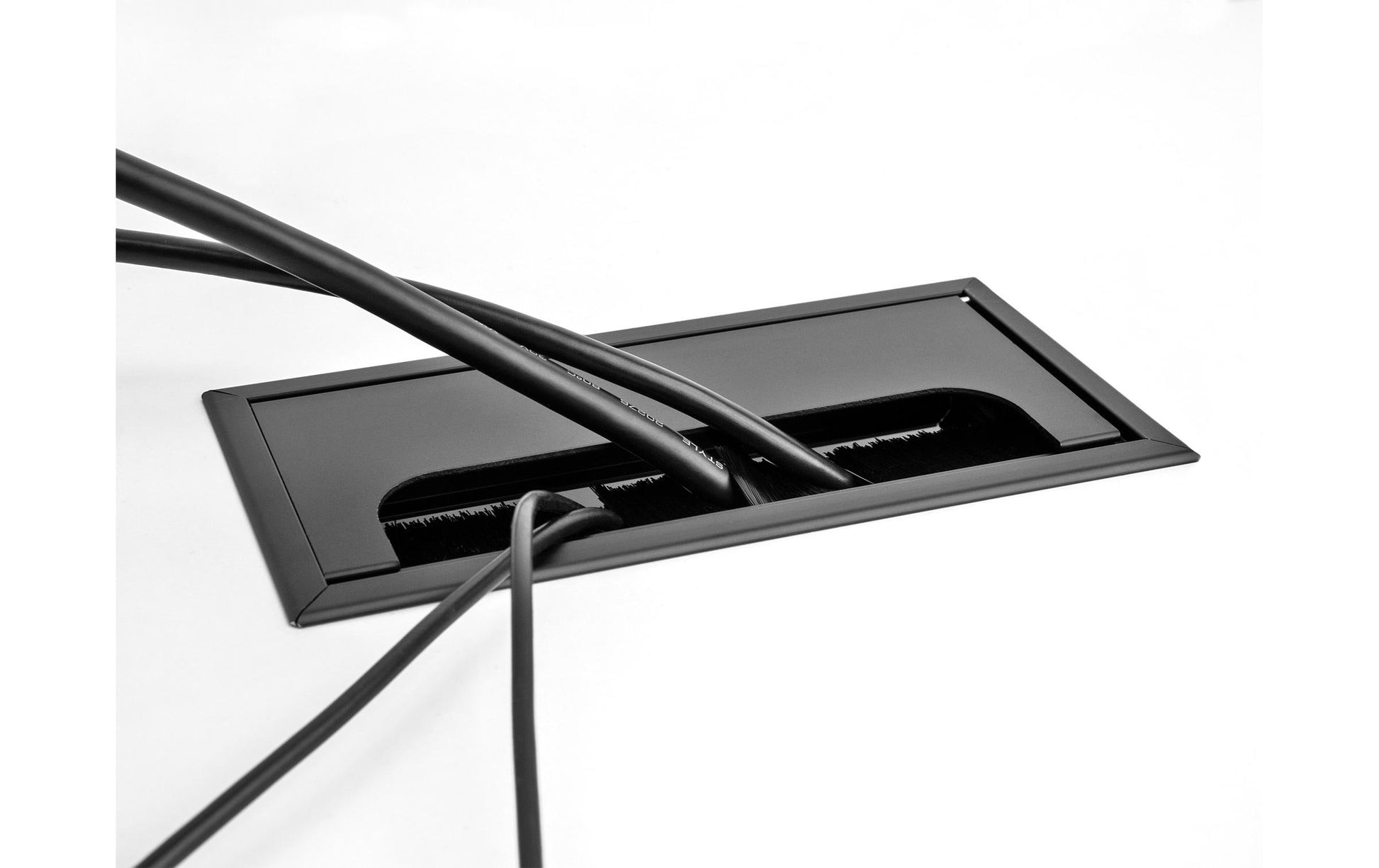 DeLOCK Kabeldurchführung für Tischeinbau, mit Bürste, 160 × 80 × 28 mm, Aluminium, schwarz, 1 Stück