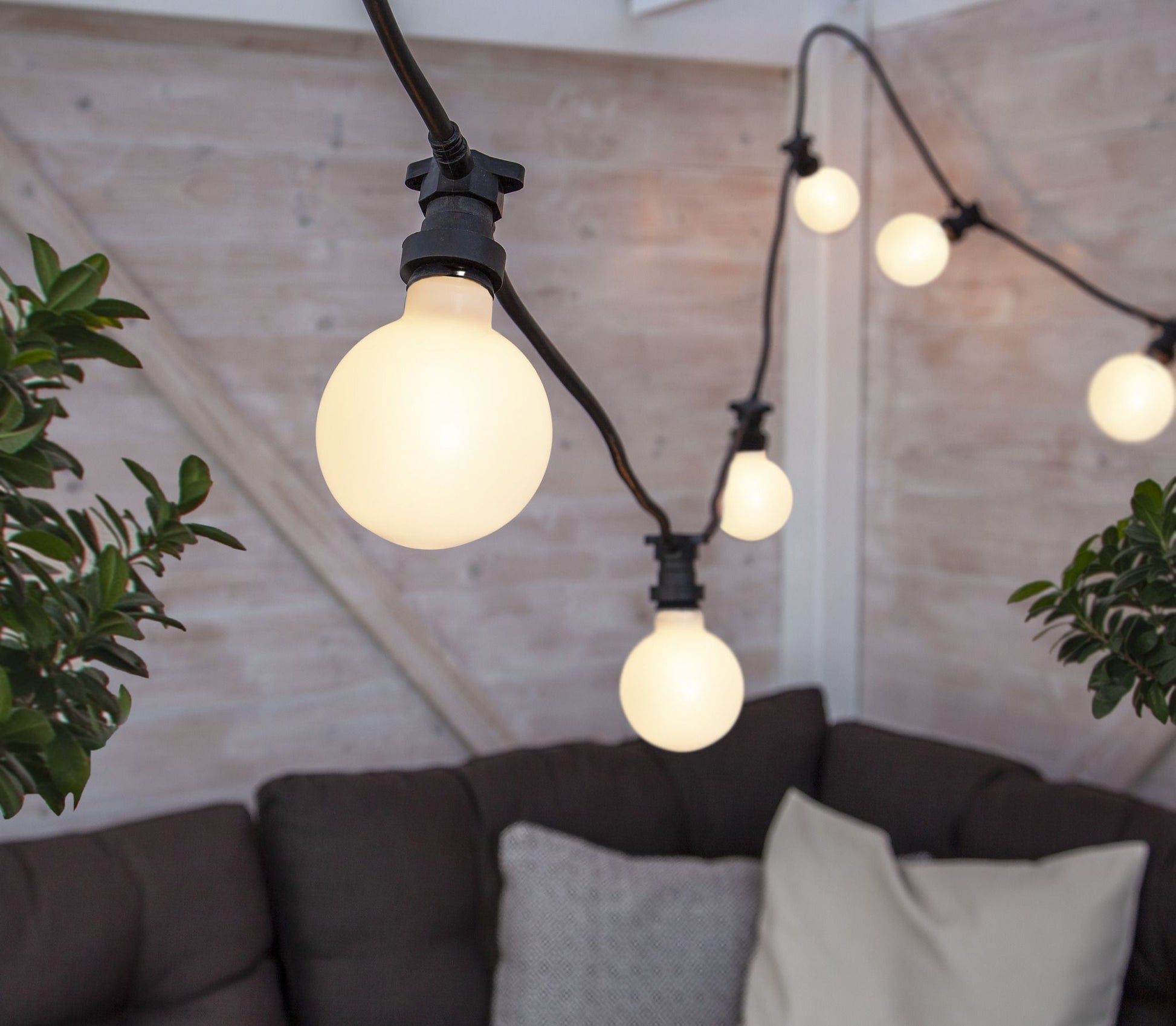 M. Schönenberger Schönenberger Lichterkette SOLO – 20 m – 20 W – IP44 – Netzbetrieb – 20 Lampen – Schwarz