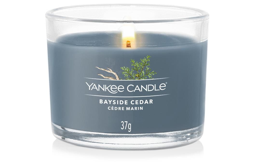 Yankee Candle Bayside Cedar – Duftkerze, Votivkerze im Glas, 10 h