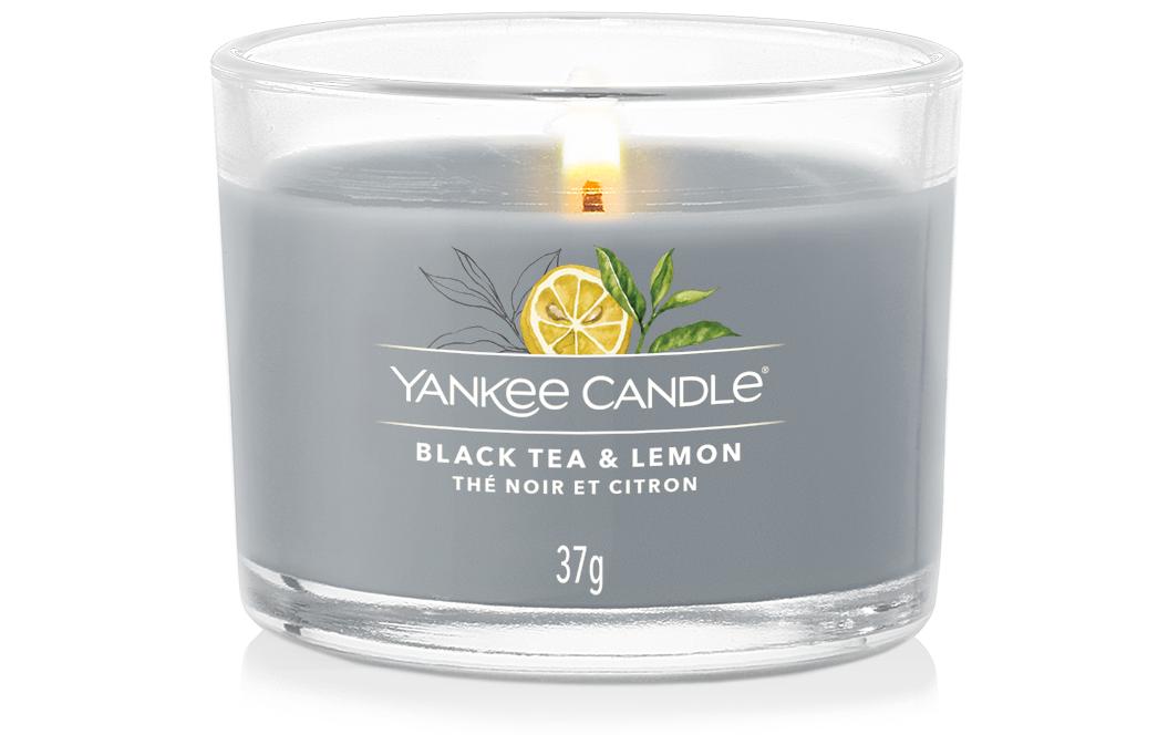 Yankee Candle Black Tea & Lemon – Duftkerze, Votivkerze im Glas, 10 h