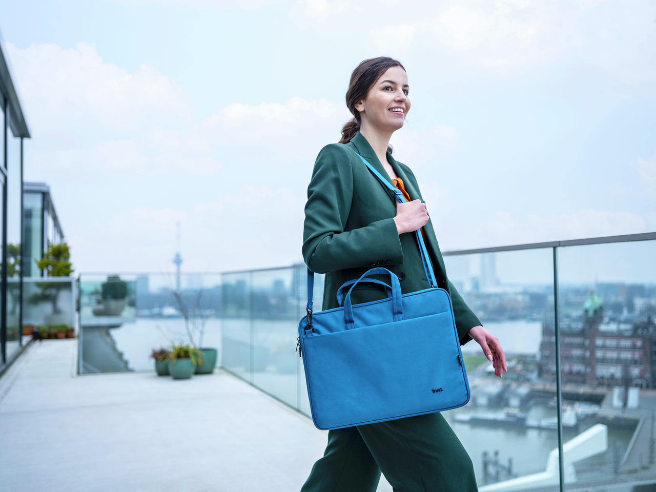 Trust Notebook-Tasche für Notebooks bis 16" – Trolley-Band, abnehmbarer Schultergurt – Blau
