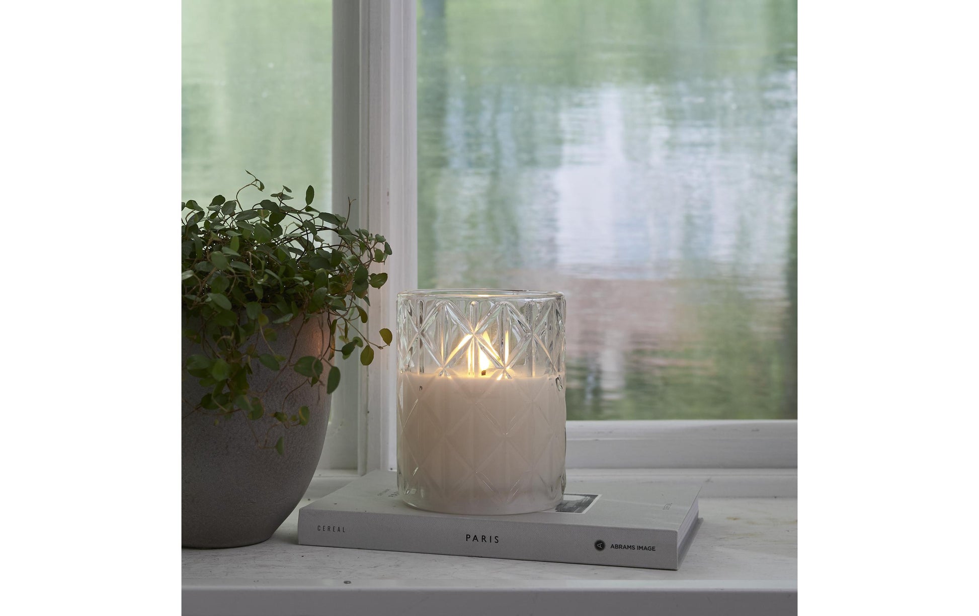 Star Trading LED-Kerze Romb – Ø 10 × 12,5 cm, 0,03 W, Warmweiss, Timer 6/18 h, flackernd, 2×AA, transparent
