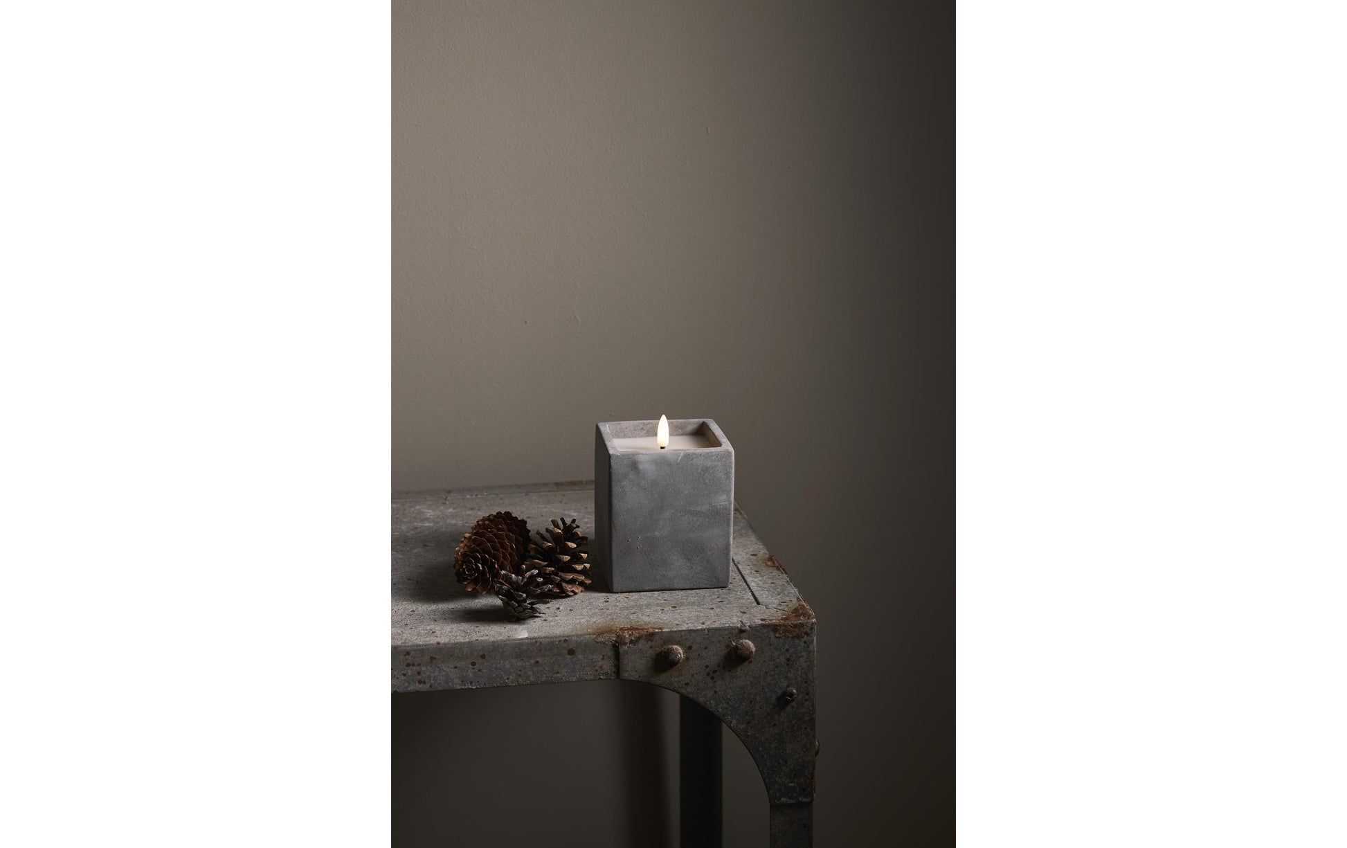 Star Trading LED-Säulenkerze – Ø 9 × 11,5 cm – Wachs, Grau