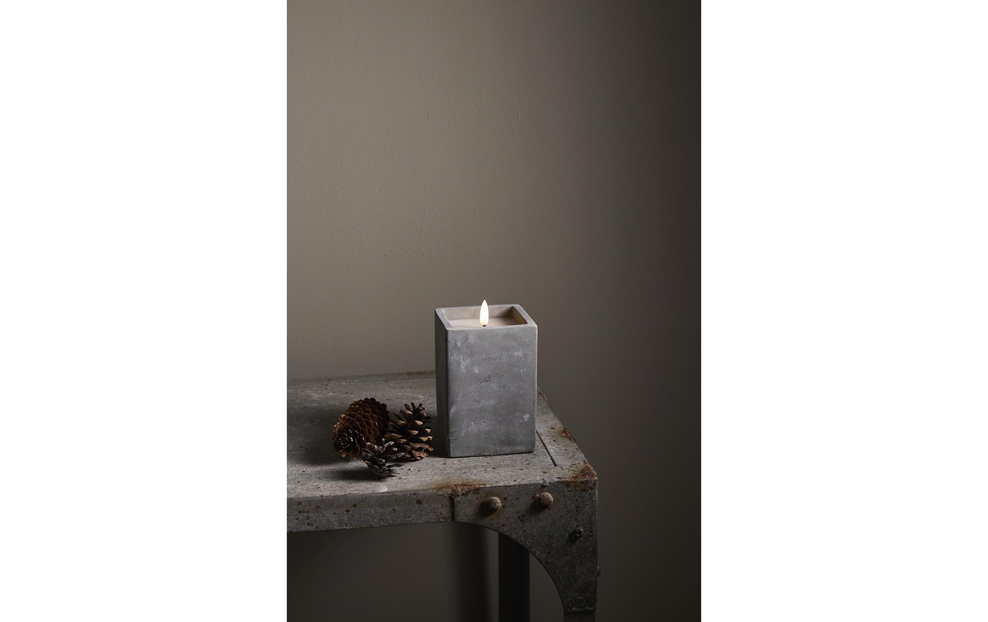 Star Trading LED-Säulenkerze – Ø 9,0 × 14,5 cm, 0,03 W, warmweiss, grau, flackernd, Timer 6/18 h, Batterie 2×A