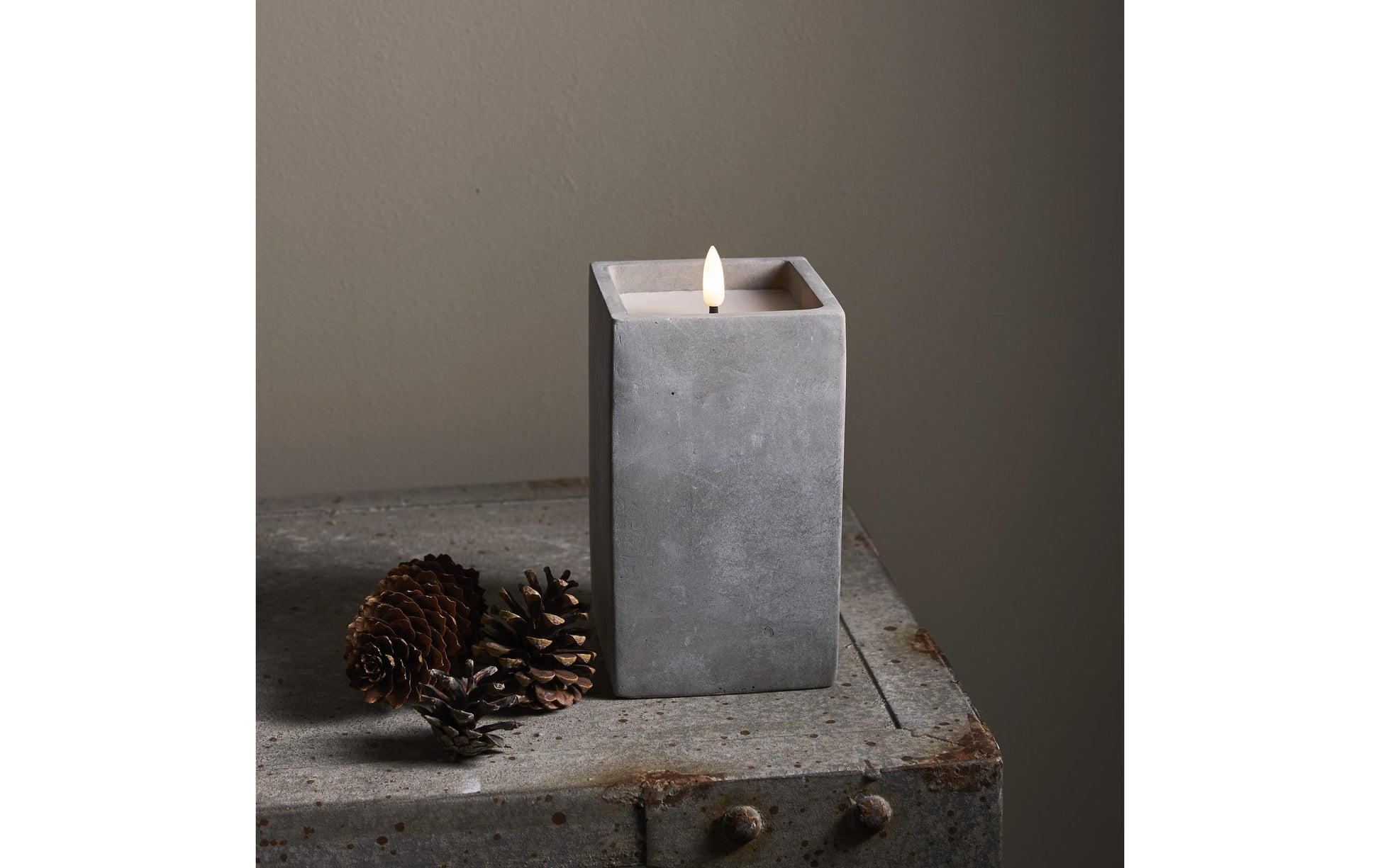 Star Trading LED-Säulenkerze – Ø 9 × 16,5 cm – Wachs, Grau – Batteriebetrieben, Timer 6/18 h, flackernd
