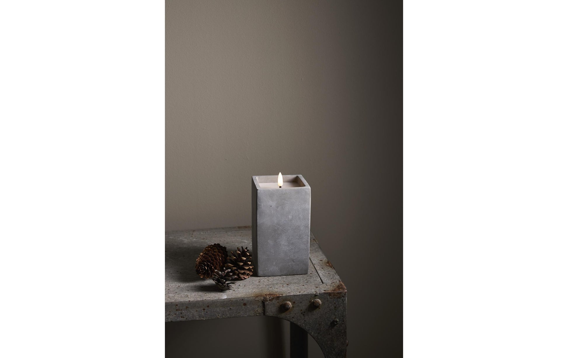 Star Trading LED-Säulenkerze – Ø 9 × 16,5 cm – Wachs, Grau – Batteriebetrieben, Timer 6/18 h, flackernd