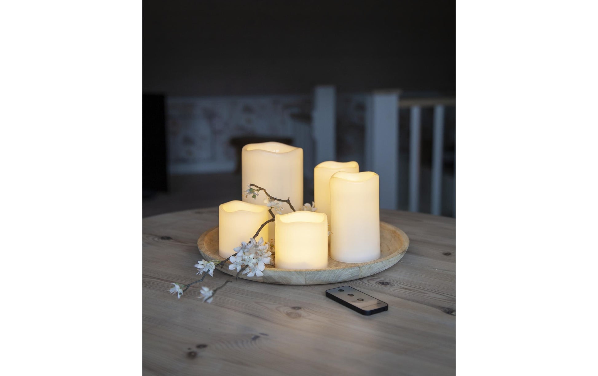 Star Trading LED-Säulenkerze Aussen – Batteriebetrieb – Timer 6/18 h, Flackernd, Fernbedienung – Beige, Kunststoff