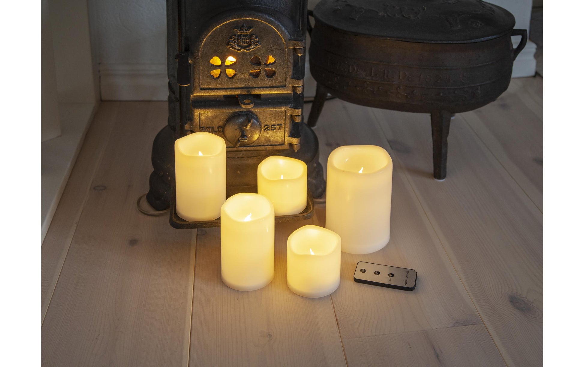 Star Trading LED-Säulenkerze Aussen – Batteriebetrieb – Timer 6/18 h, Flackernd, Fernbedienung – Beige, Kunststoff