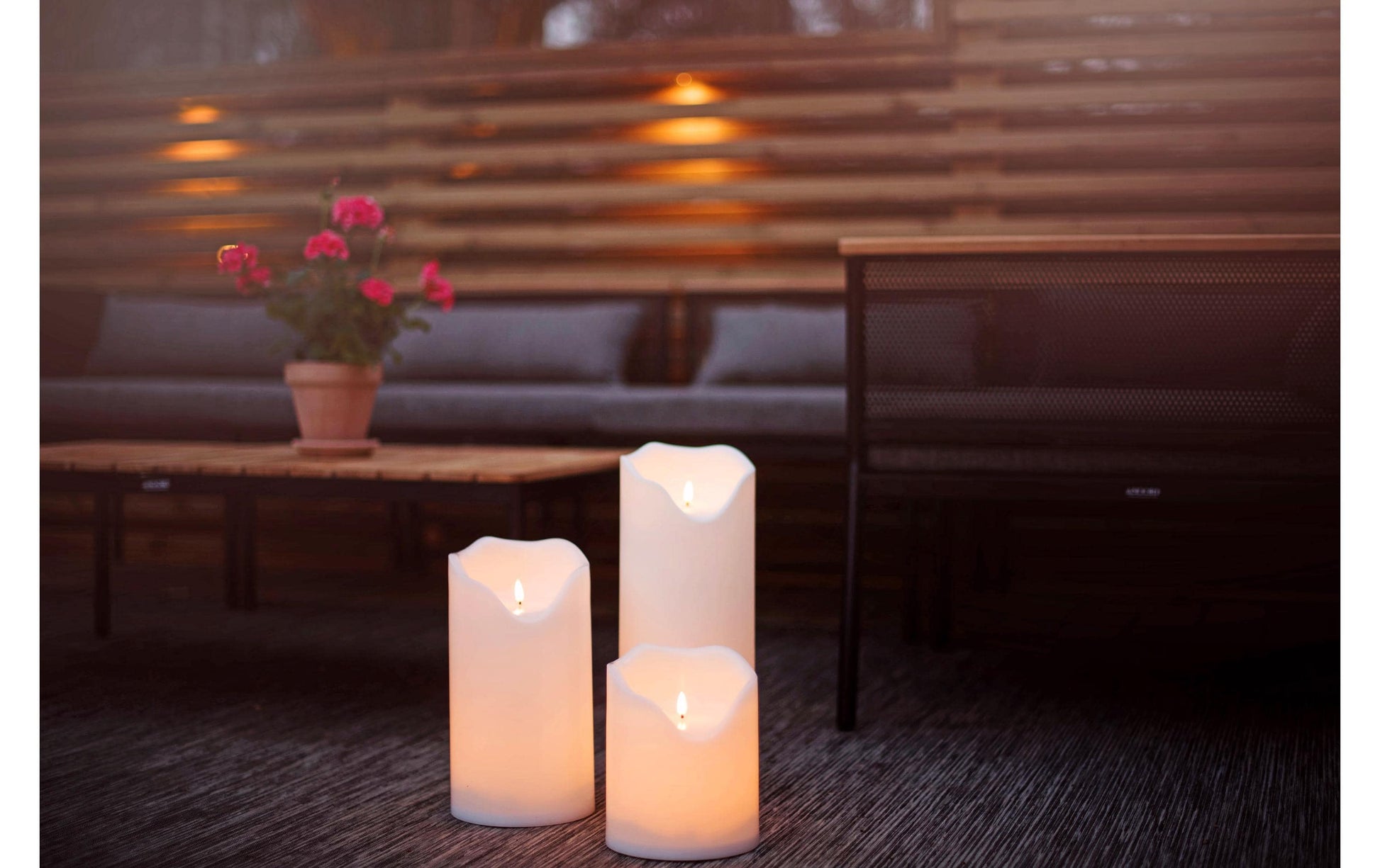 Star Trading LED-Säulenkerze Aussen Flamme Grand – Ø 16 cm – Warmweiss – IP44 – Batteriebetrieb – Timer 6/18 h