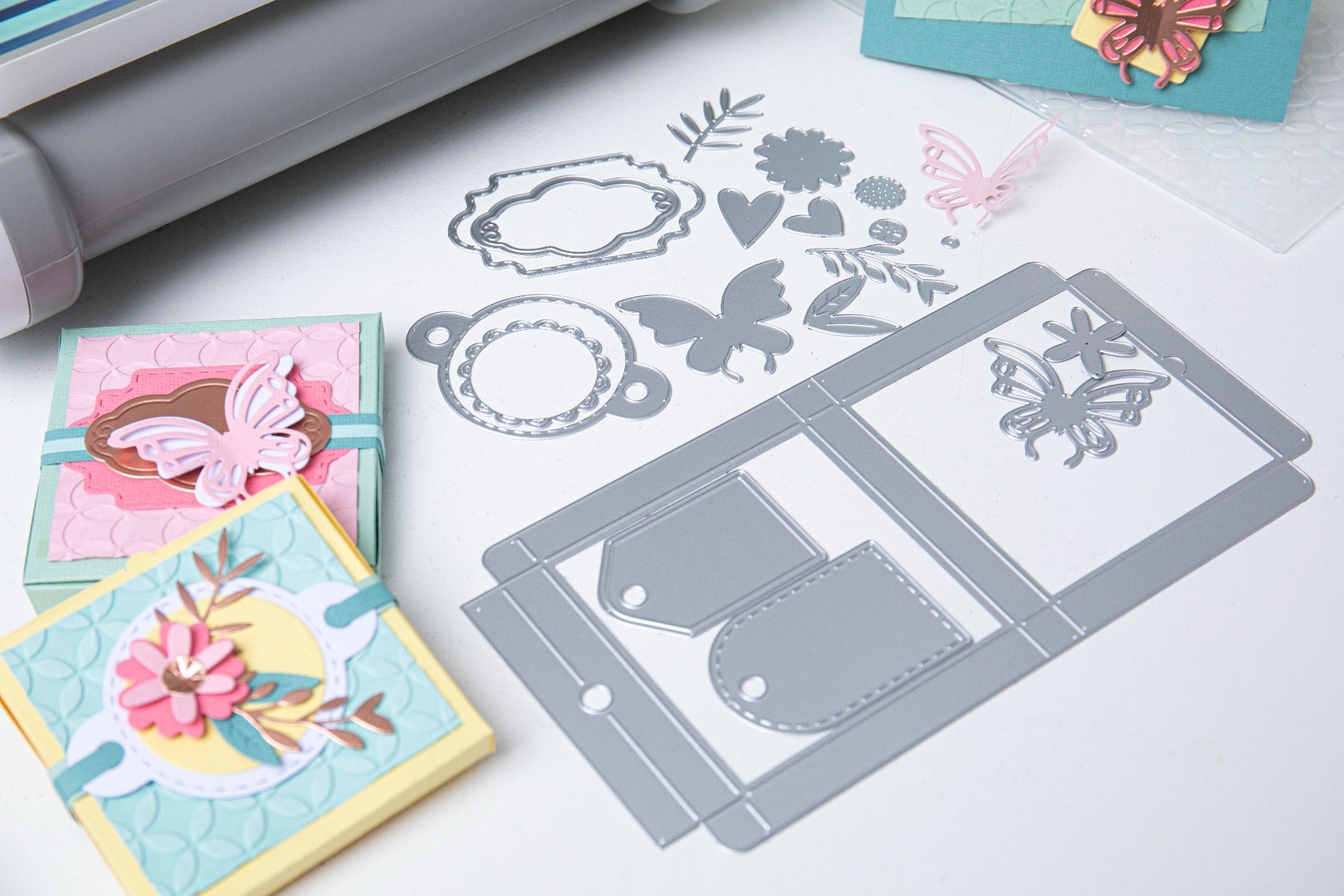 Sizzix Stanz- und Prägemaschine Big Shot PLUS – Starter Kit – Grau/Weiss