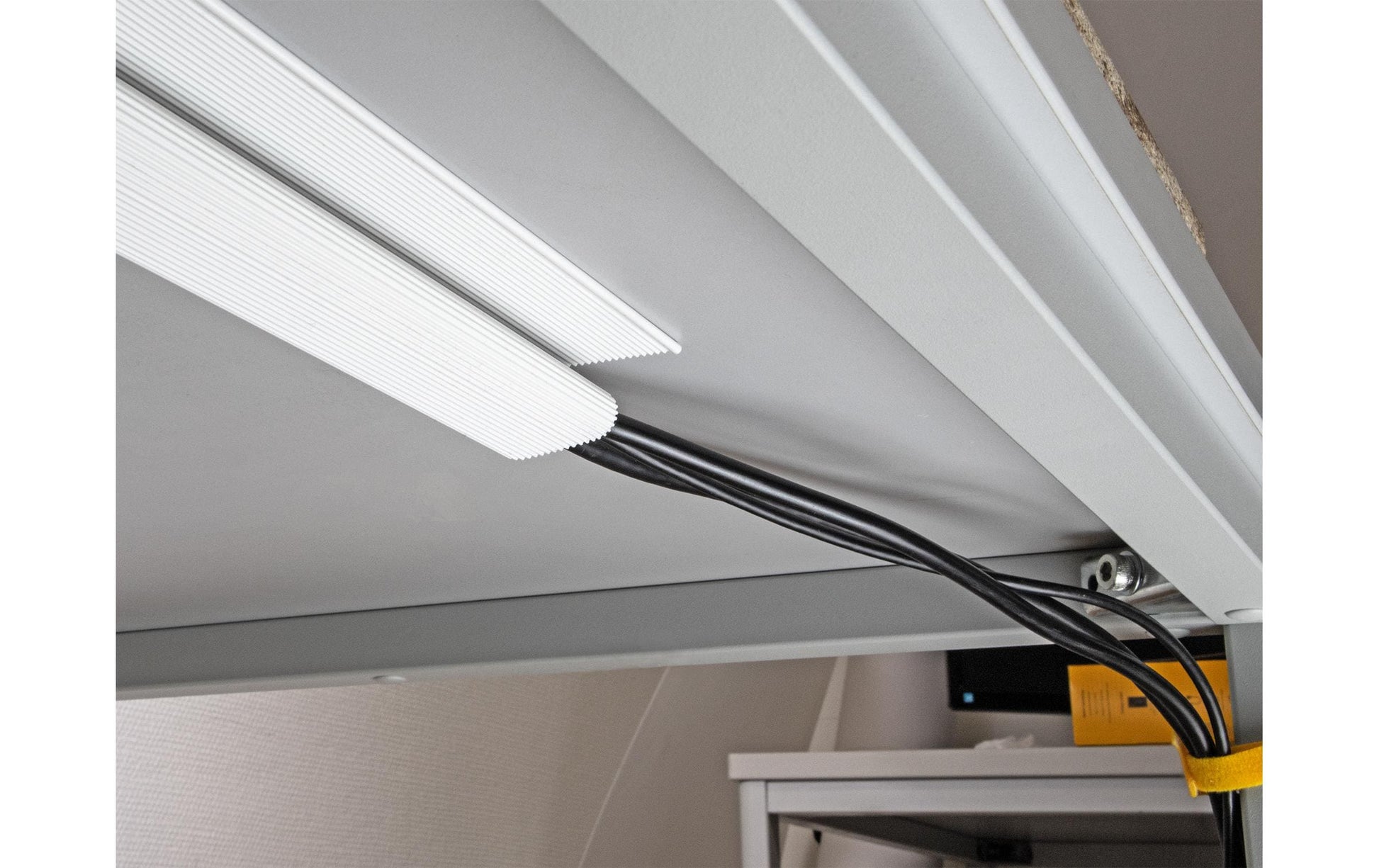 DeLOCK Untertisch-Kabelwanne – 400 × 63 × 28 mm – PVC – Weiss, 2 Stk.