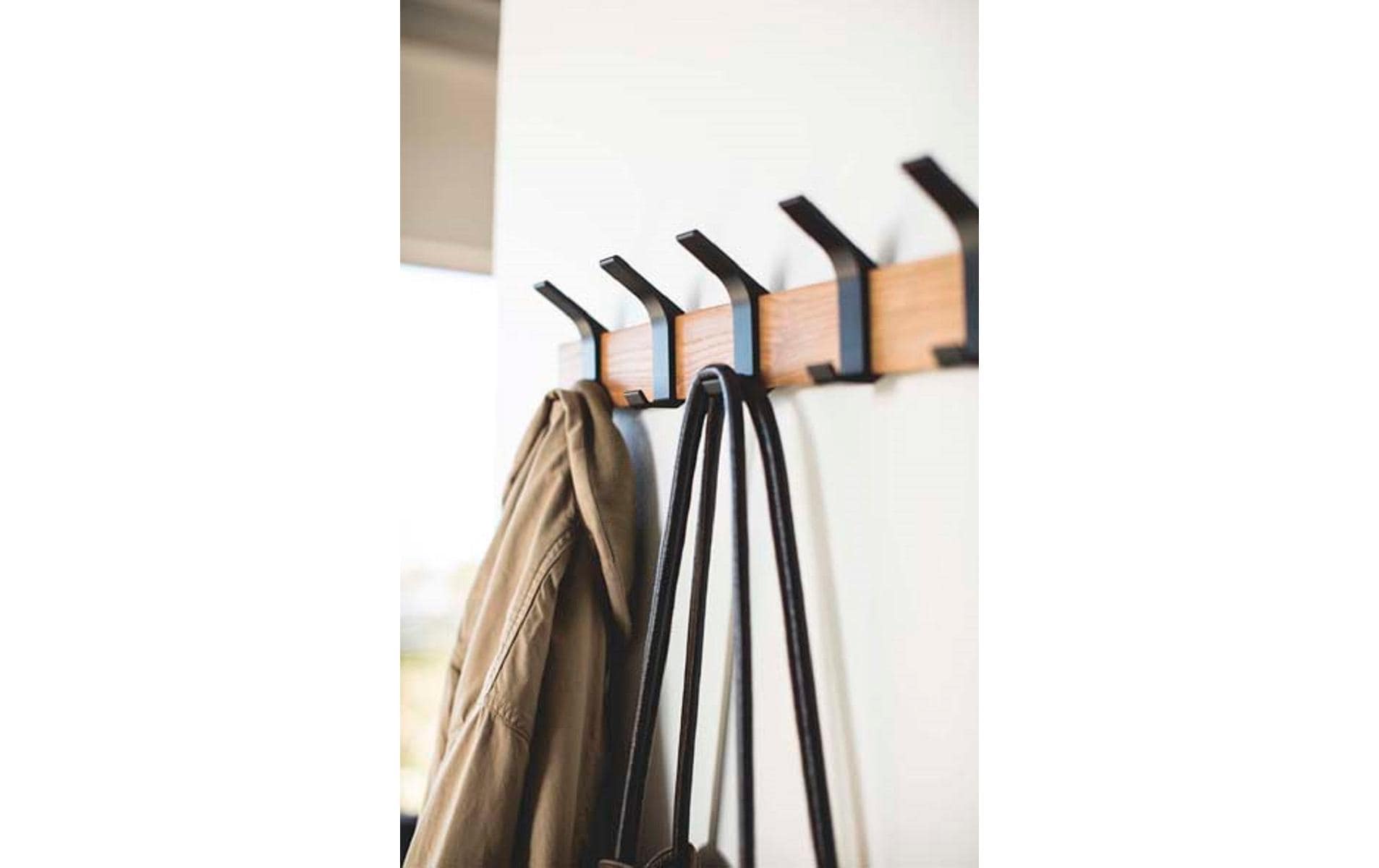 Yamazaki RIN Wandgarderobe 5 Haken – Aluminium/Holz – Braun/Schwarz – 650 × 100 × 500 mm