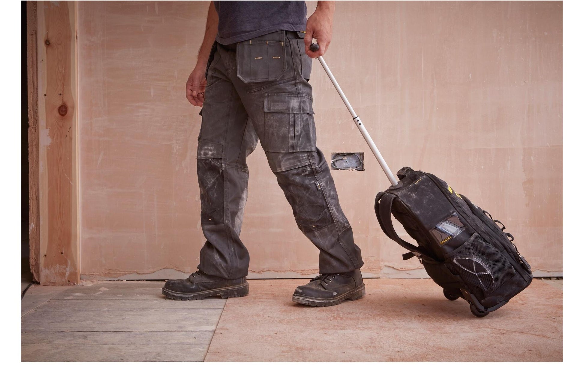 Stanley Werkzeugrucksack STST83307-1, mit Teleskopgriff und Rollen, Schwarz, 1 Stk.