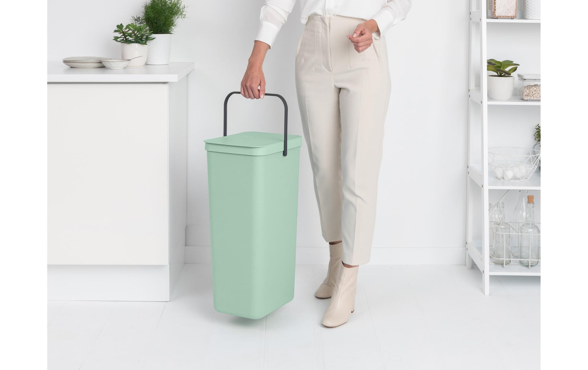 Brabantia Abfallcontainer – 40 l, mit Deckel – Kunststoff, Hellgrün – B × H × T 267 × 620 × 341 mm