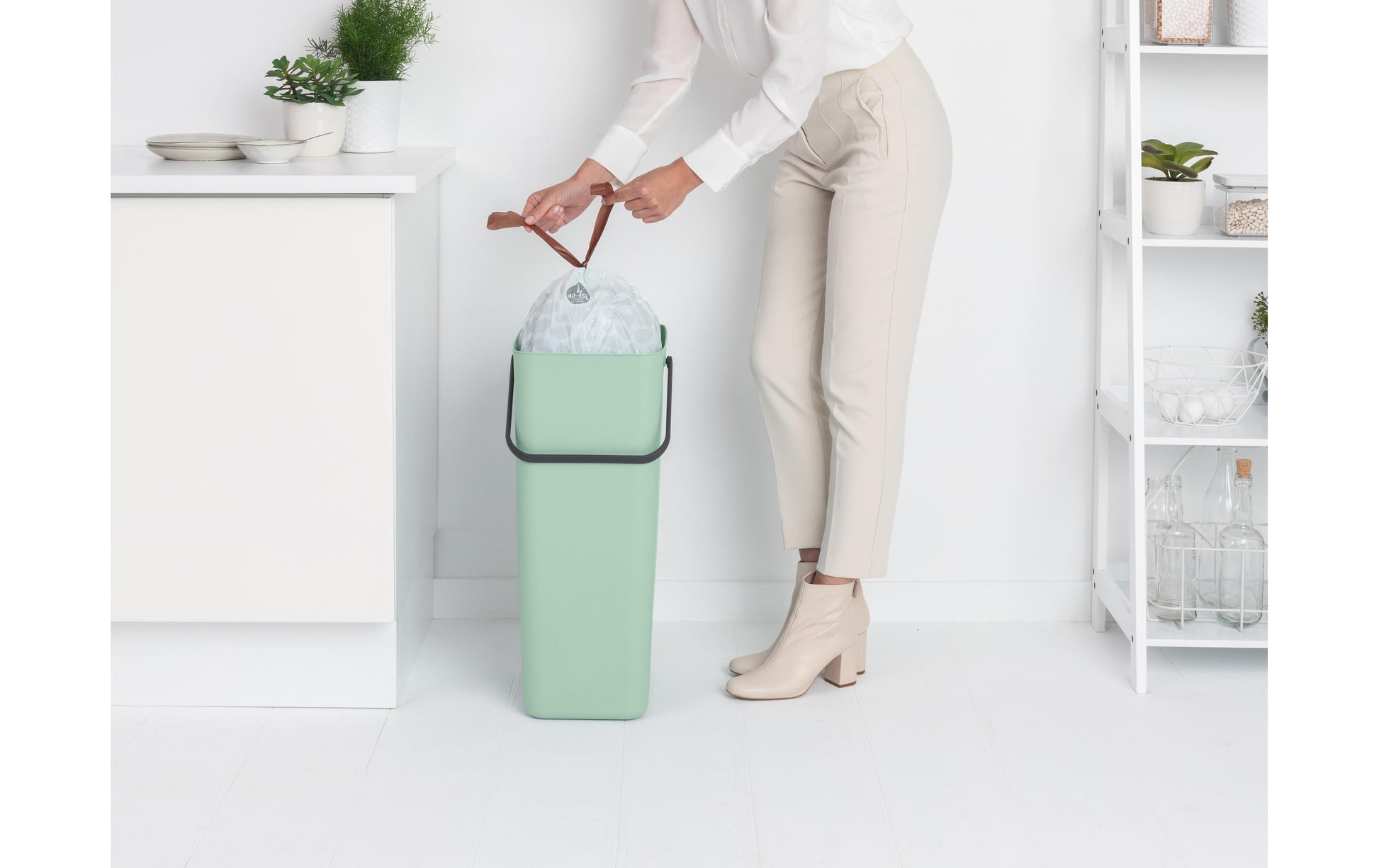 Brabantia Abfallcontainer – 40 l, mit Deckel – Kunststoff, Hellgrün – B × H × T 267 × 620 × 341 mm