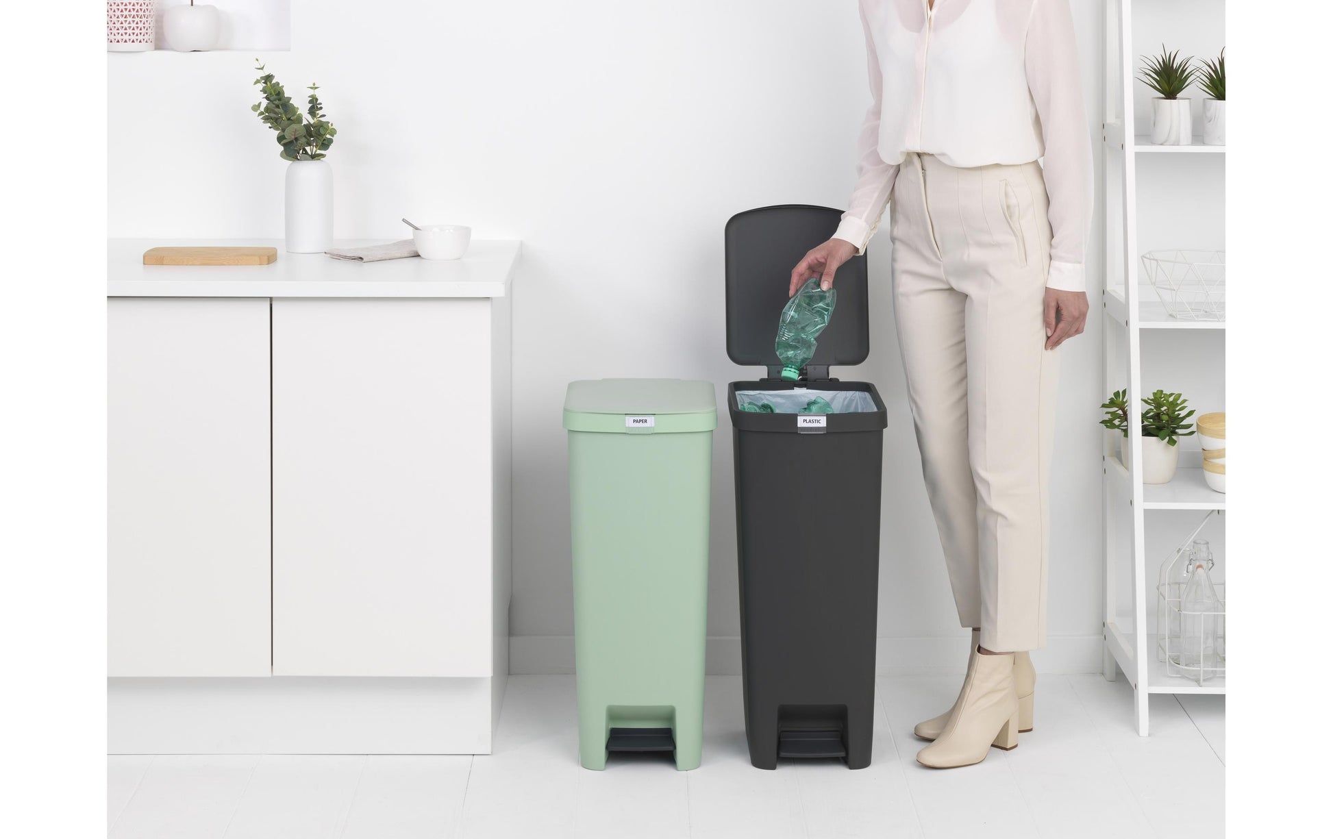 Brabantia StepUp Papierkorb – 40 l – Kunststoff, Dunkelgrau – B × H × T 352 × 666 × 280 mm