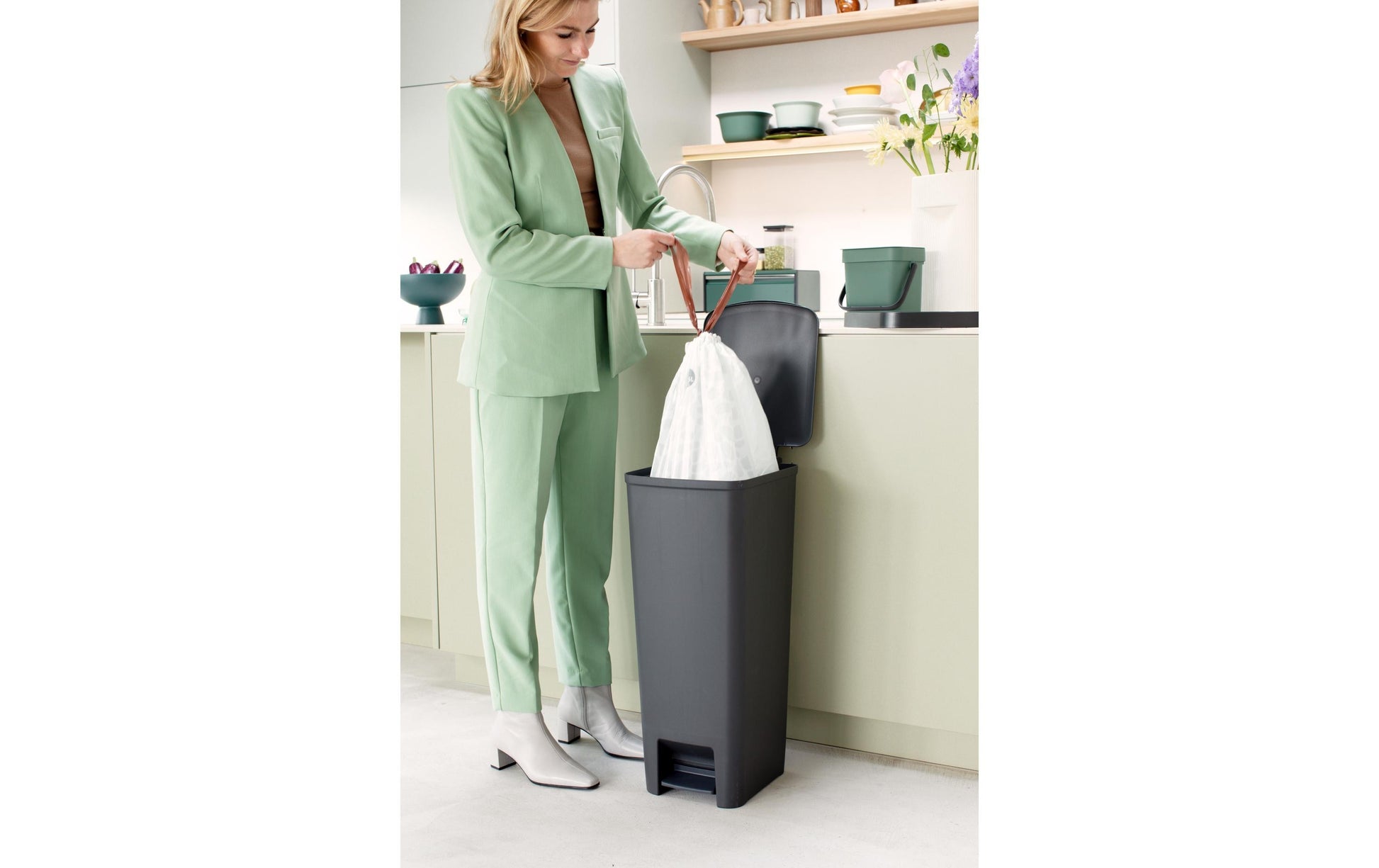 Brabantia StepUp Papierkorb – 40 l – Kunststoff, Dunkelgrau – B × H × T 352 × 666 × 280 mm