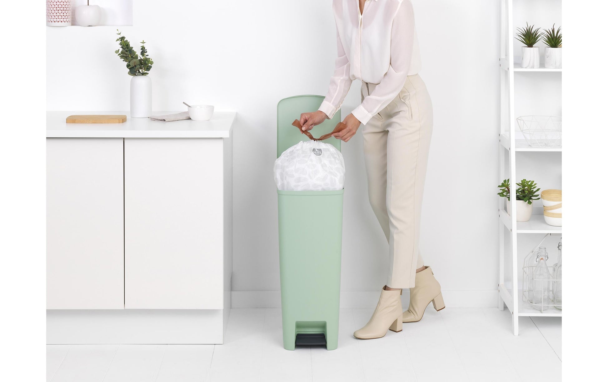 Brabantia Abfallcontainer – 40 l – mit Deckel – Kunststoff, Hellgrün – B × H × T 352 × 666 × 280 mm