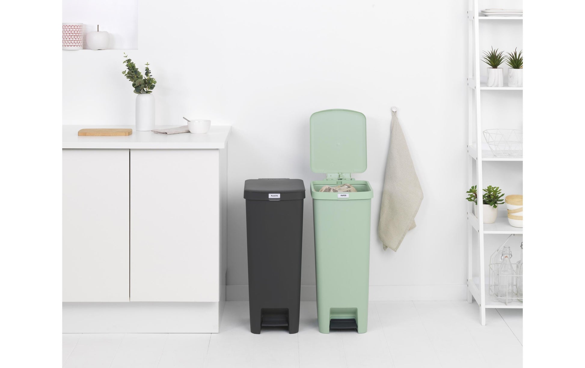 Brabantia Abfallcontainer – 40 l – mit Deckel – Kunststoff, Hellgrün – B × H × T 352 × 666 × 280 mm