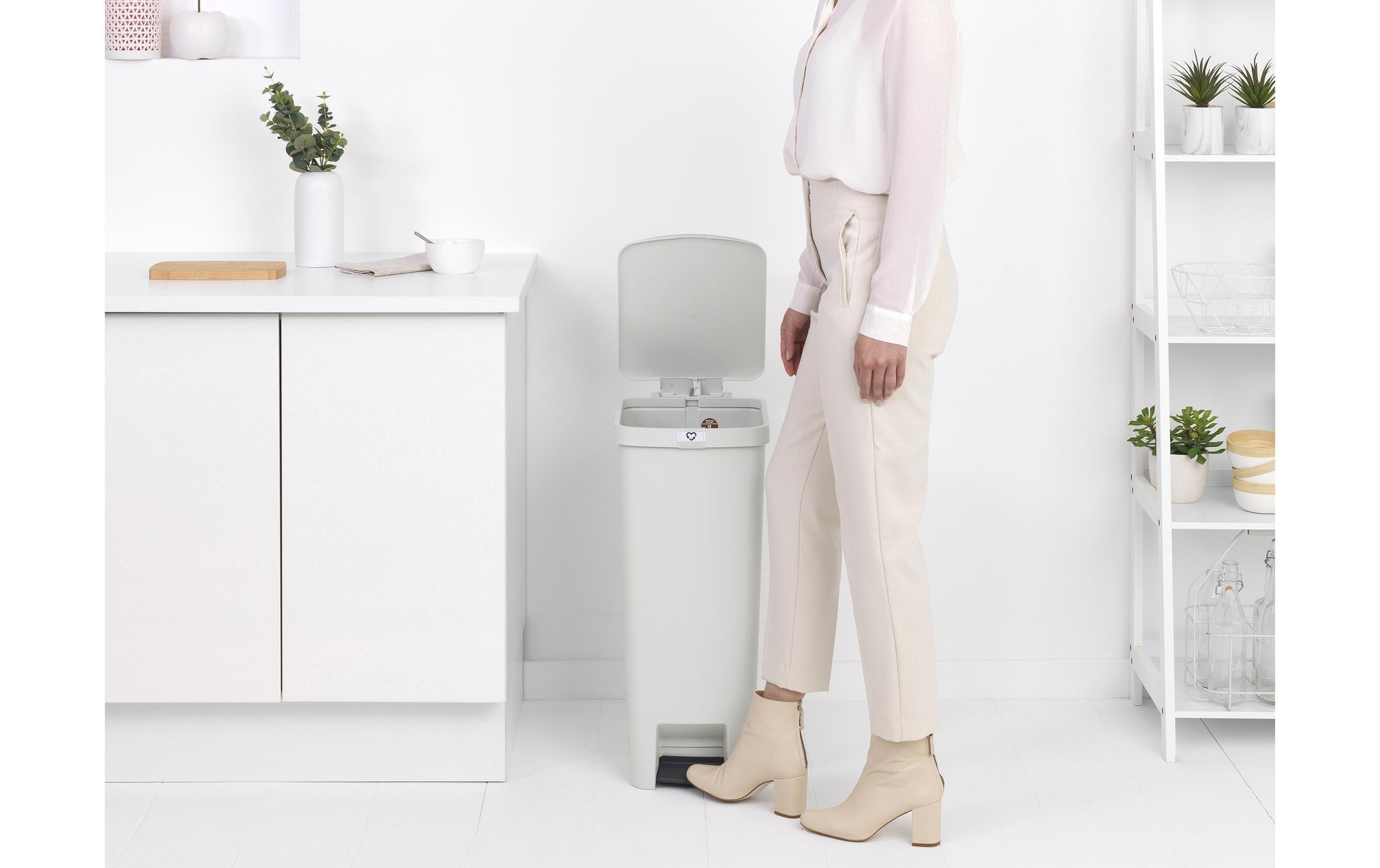 Brabantia StepUp Papierkorb – 40 l – Kunststoff, Hellgrau – B × H × T 352 × 666 × 280 mm