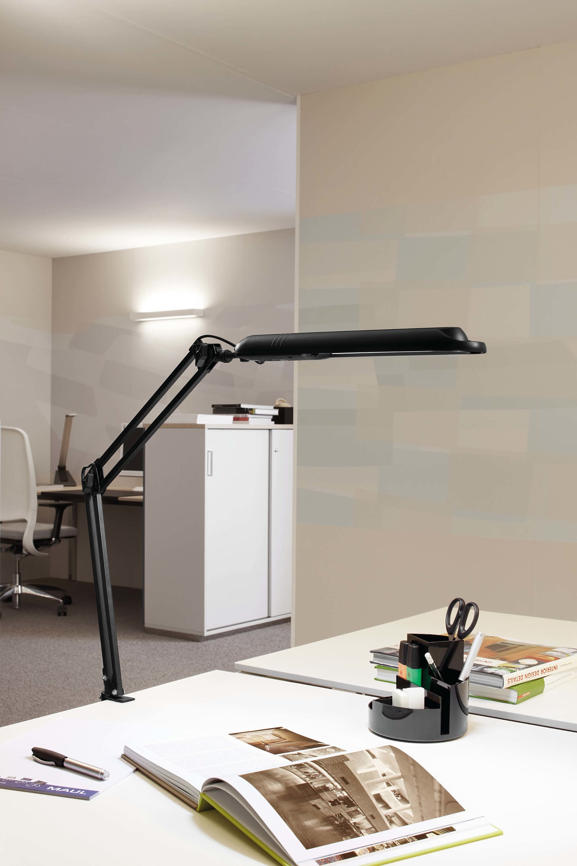 MAUL LED Tischleuchte Atlantic – Metall-Klemmfuss, drehbar, neigbar – 5'800 K – 400 lm 9 W – Silber Kunststoff