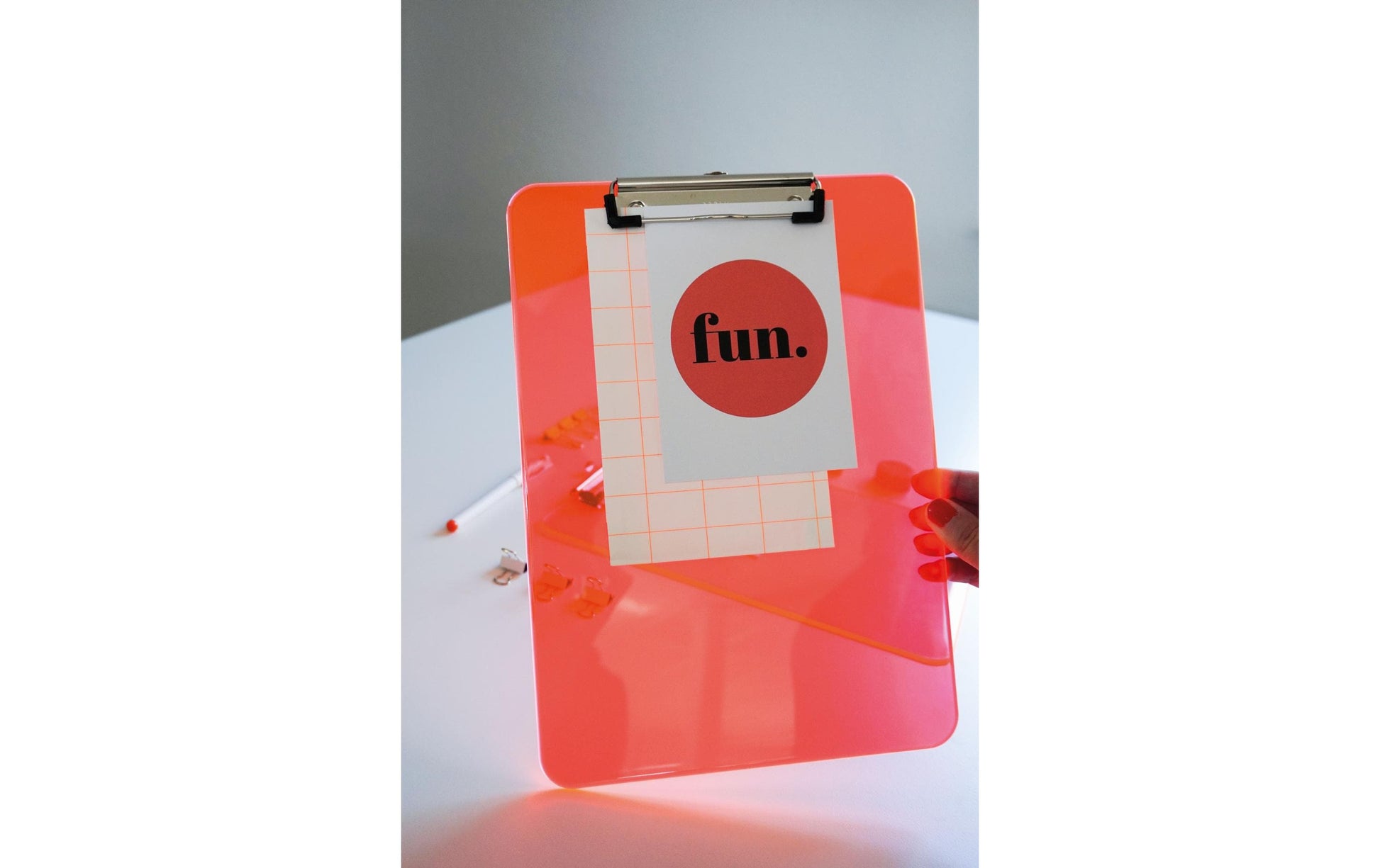 MAUL Klemmbrett A4 – Kunststoff, Aufhängevorrichtung, Orange Transparent