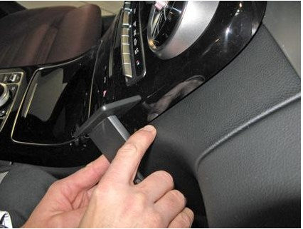 Brodit Auto-Halterung, gewinkelt – für Mercedes C-Class (180–320) 2014–2015 – Schwarz, ABS