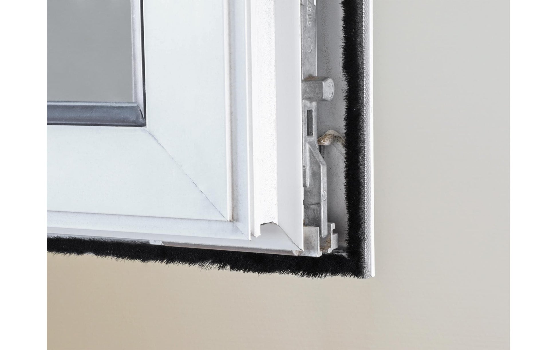 DeLOCK Bürstenstreifen – 15 mm × 5 m, Kunststoff, Schwarz, selbstklebend, für Tür, Fenster
