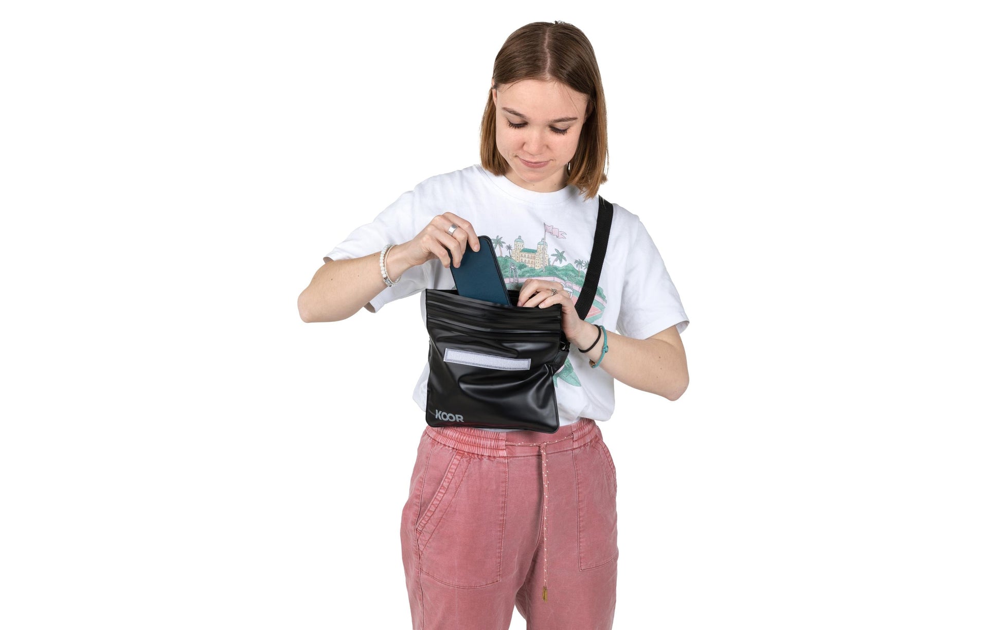 KOOR Pouch/Umhängetasche – für Smartphones, PVC, Schwarz, wasserfest, mit Schultergurt
