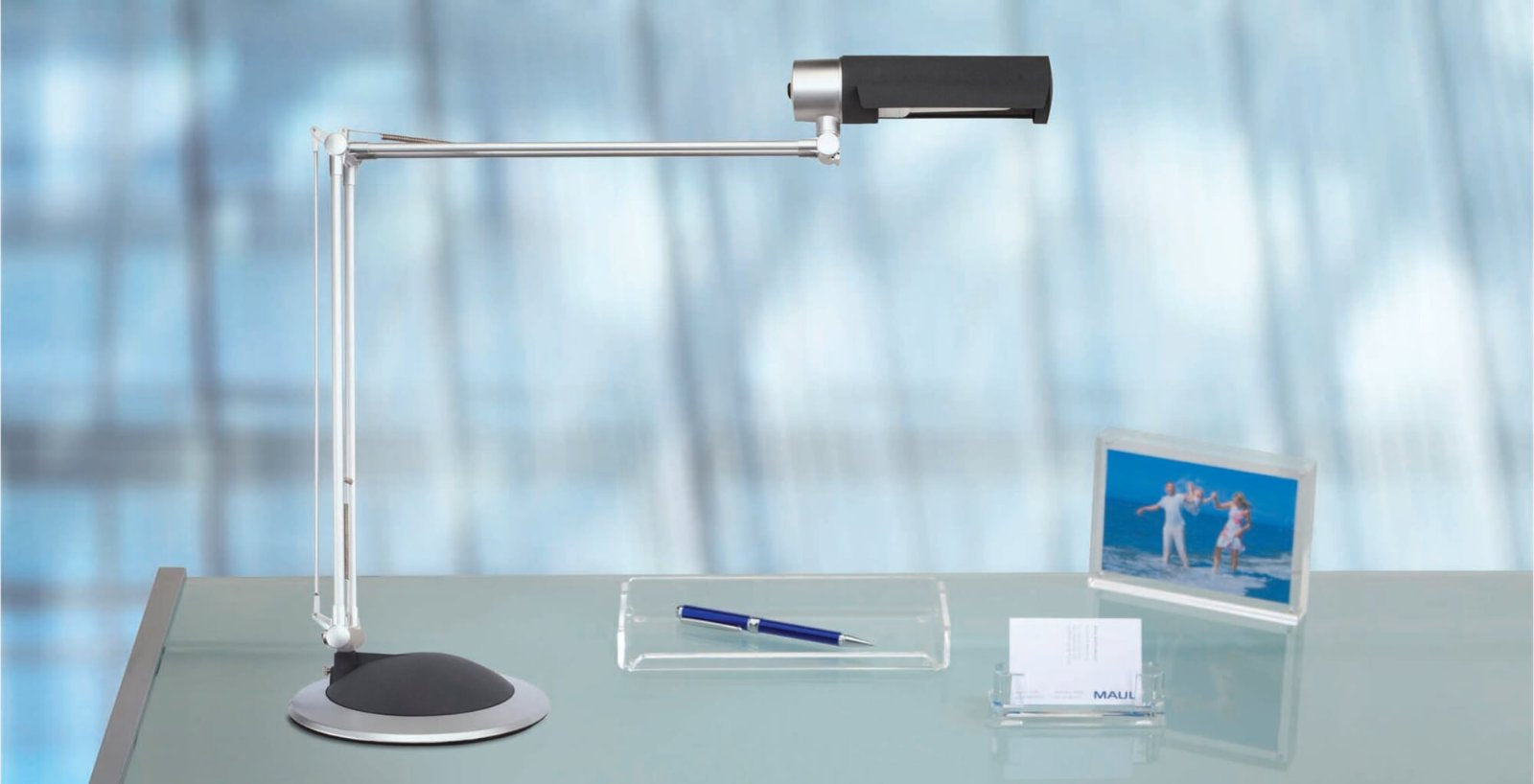 MAUL Tischleuchte Energiesparlampe E27 – Klemmfuss, drehbar & neigbar – 3’000 K – 1’160 lm 12 W – Silber