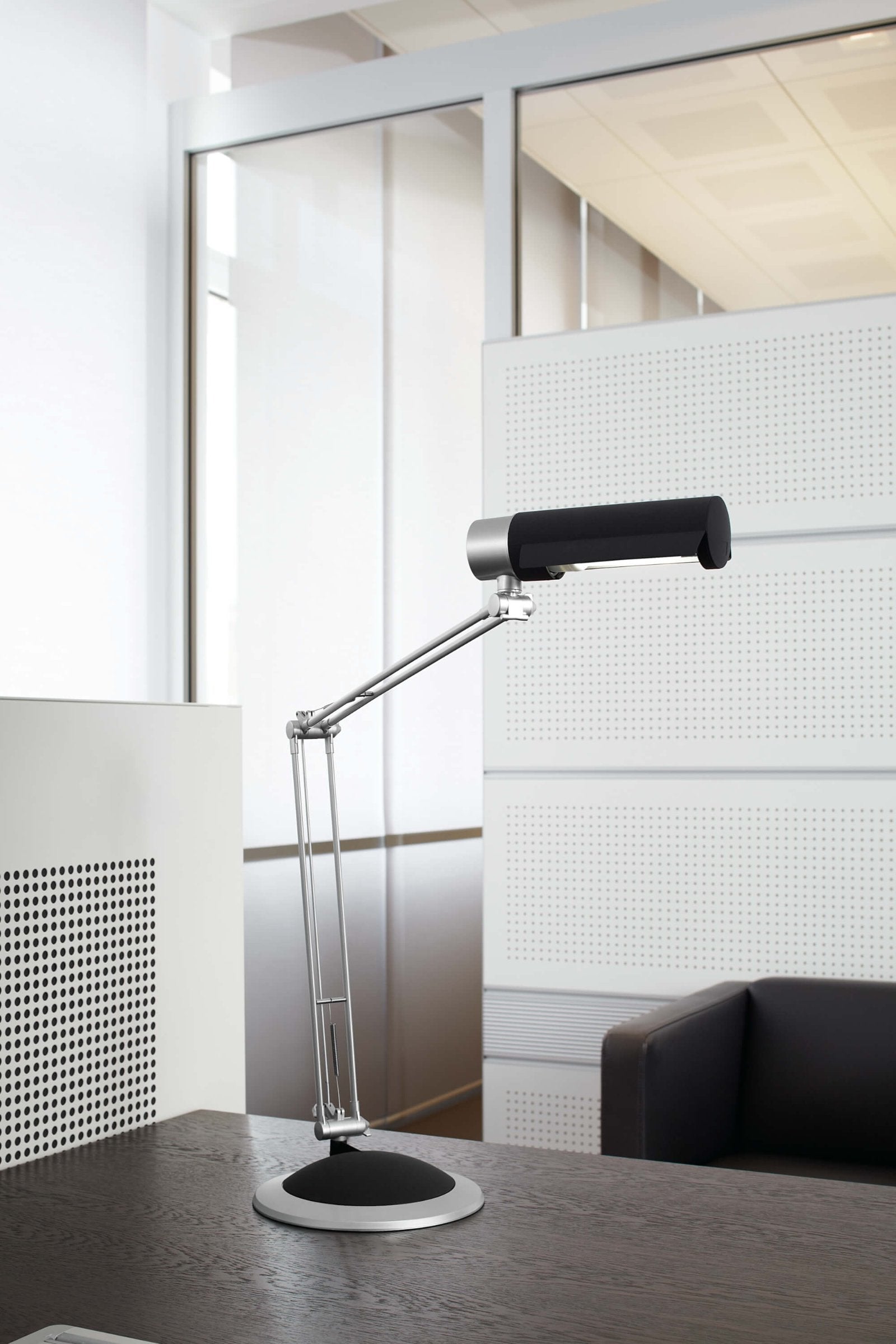 MAUL Tischleuchte Energiesparlampe E27 – Klemmfuss, drehbar & neigbar – 3’000 K – 1’160 lm 12 W – Silber