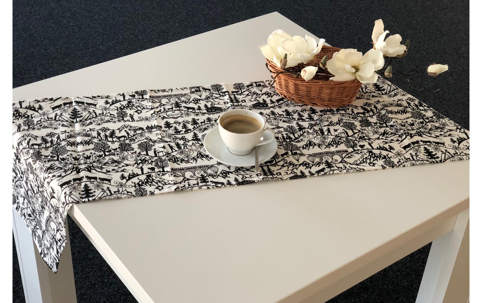 Hubatka Tischläufer – 35×135 cm, Baumwolle, Weiss/Schwarz, Scherenschnitt