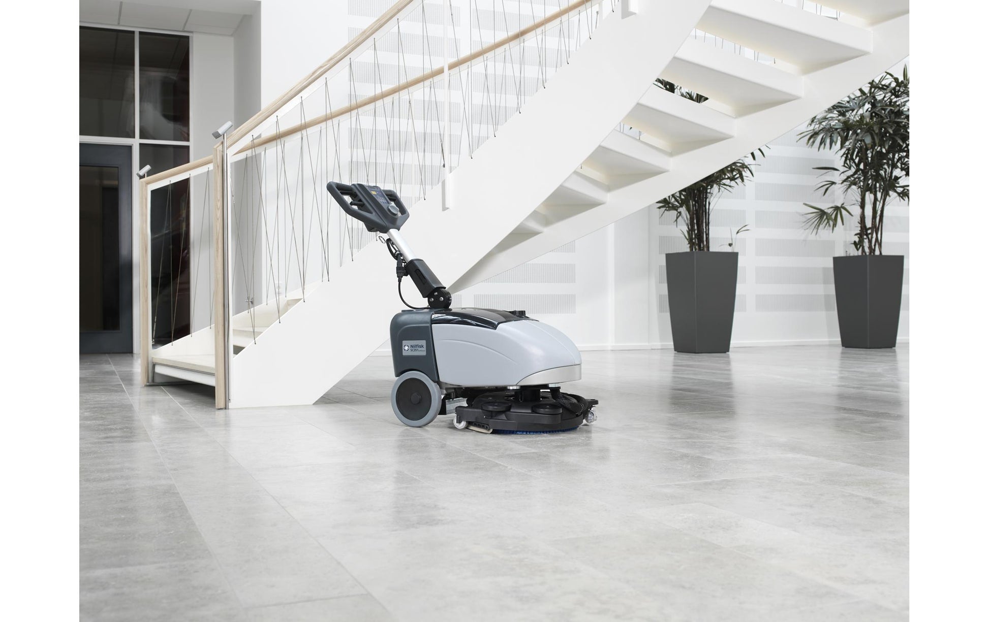 Nilfisk SC351 Akku-Scheuersaugmaschine – 12 V, 11 l, 450 W – Grau – 73 × 47,5 × 45 cm