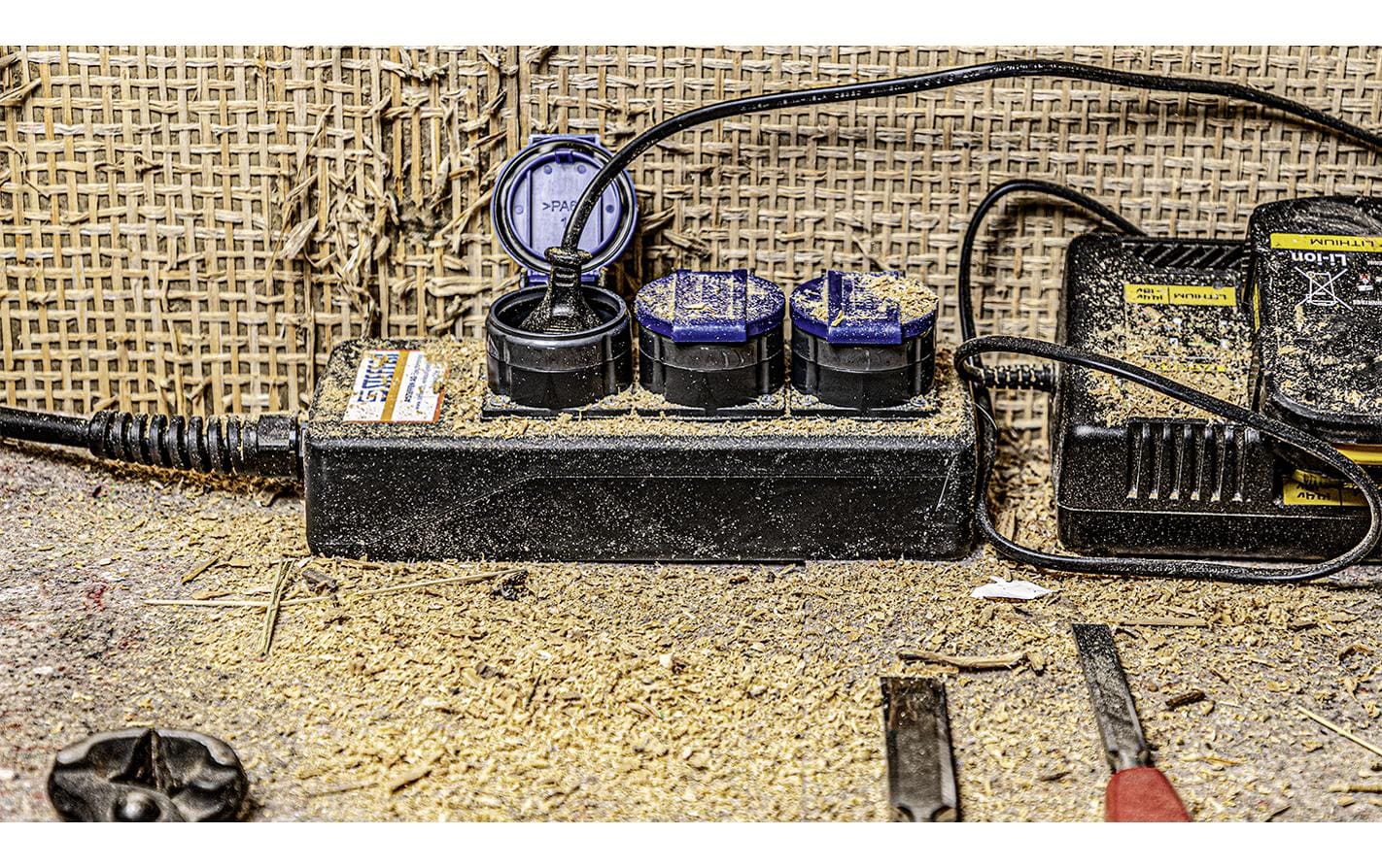 Steffen IP55 Professional Steckdosenleiste, 3×T23, ohne Schalter, 3 m, Klappdeckel – Anthrazit/Blau