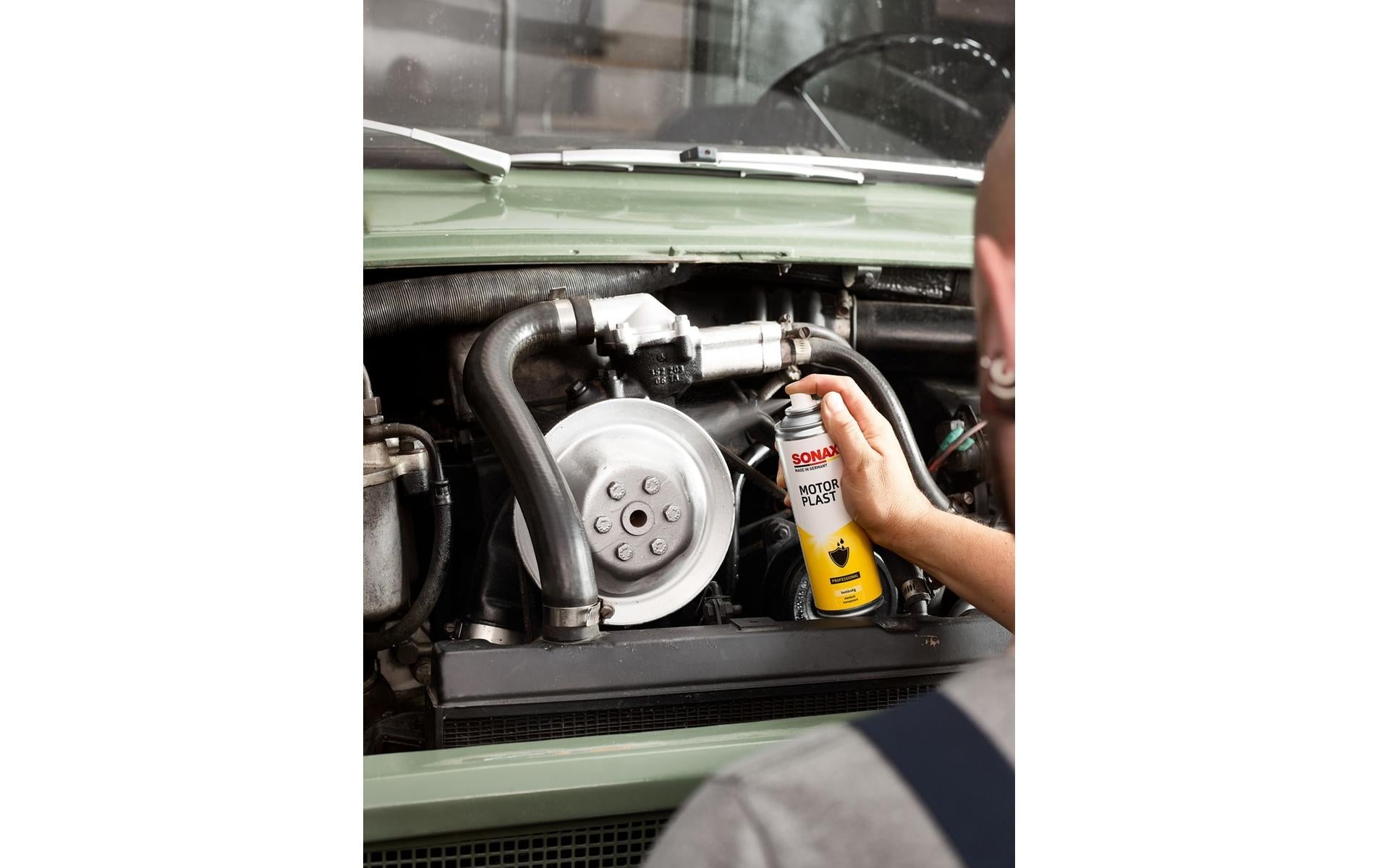 Sonax Schutzspray – für Motorraum & Kunststoff