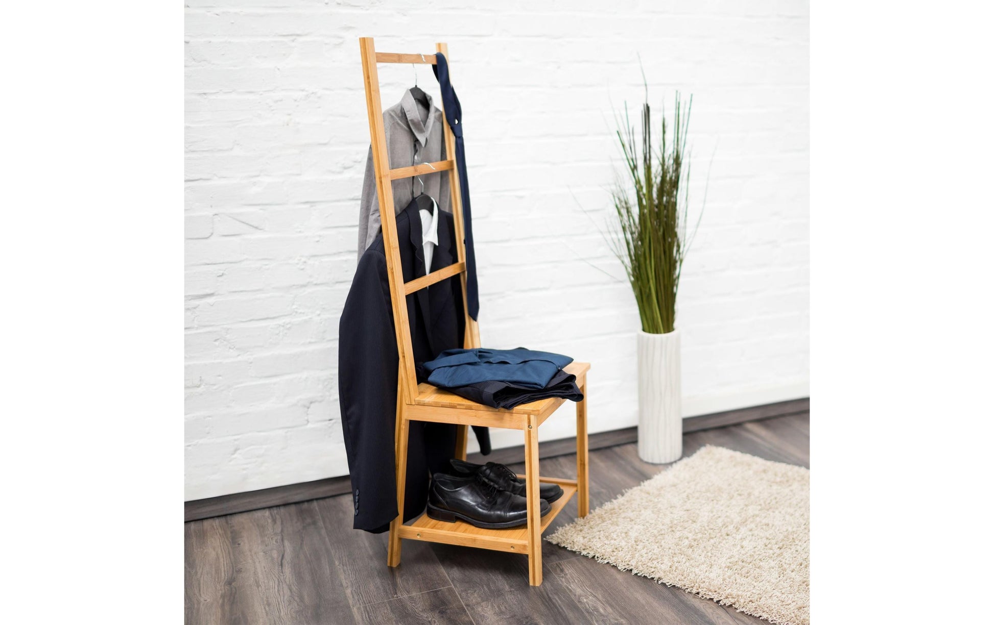 Relaxdays Garderobenständer – 3 Stangen, mit 2 Ablagen, Bambus, Natur, 40 × 42 × 133 cm