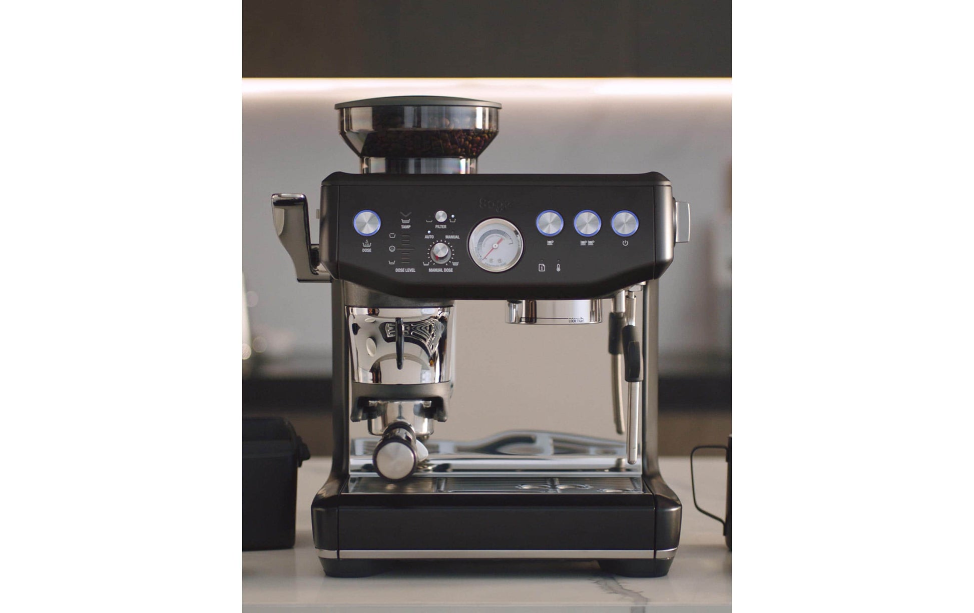 Sage Barista Impress Espressomaschine (Siebträger) – 9 bar, 2 l, Milchaufschäumer, Schwarz