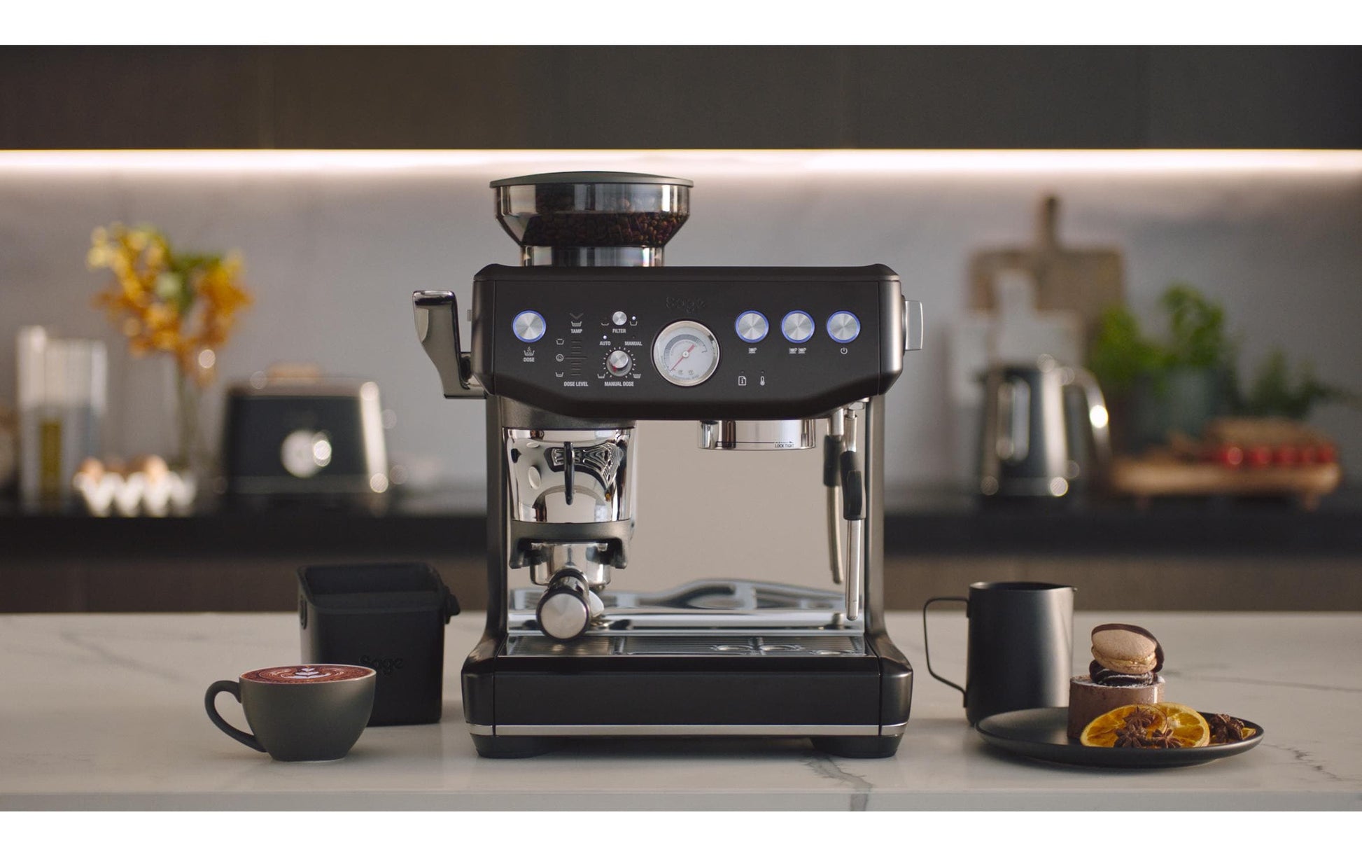 Sage Barista Impress Espressomaschine (Siebträger) – 9 bar, 2 l, Milchaufschäumer, Schwarz